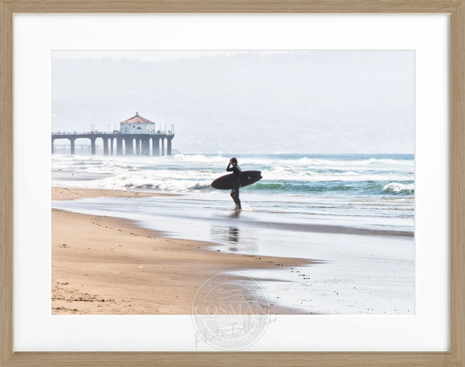 Schwarz-weiß Poster mit Rahmen von Cosman-Photocollection, Kalifornien Manhattan Beach Surfer, 31x25cm, Wanddekoration