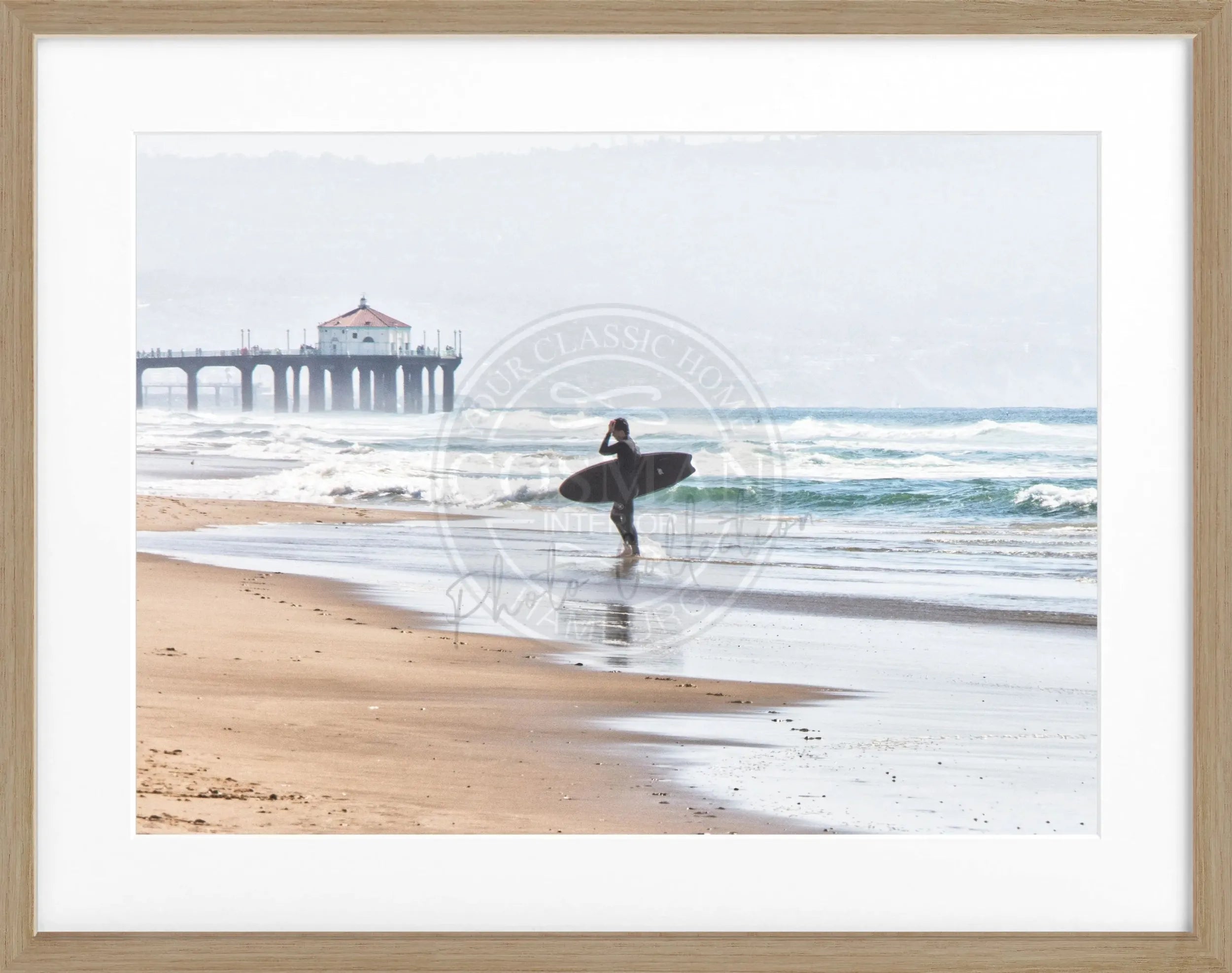 Schwarz-weiß Poster mit Rahmen von Cosman-Photocollection, Kalifornien Manhattan Beach Surfer, 31x25cm, Wanddekoration