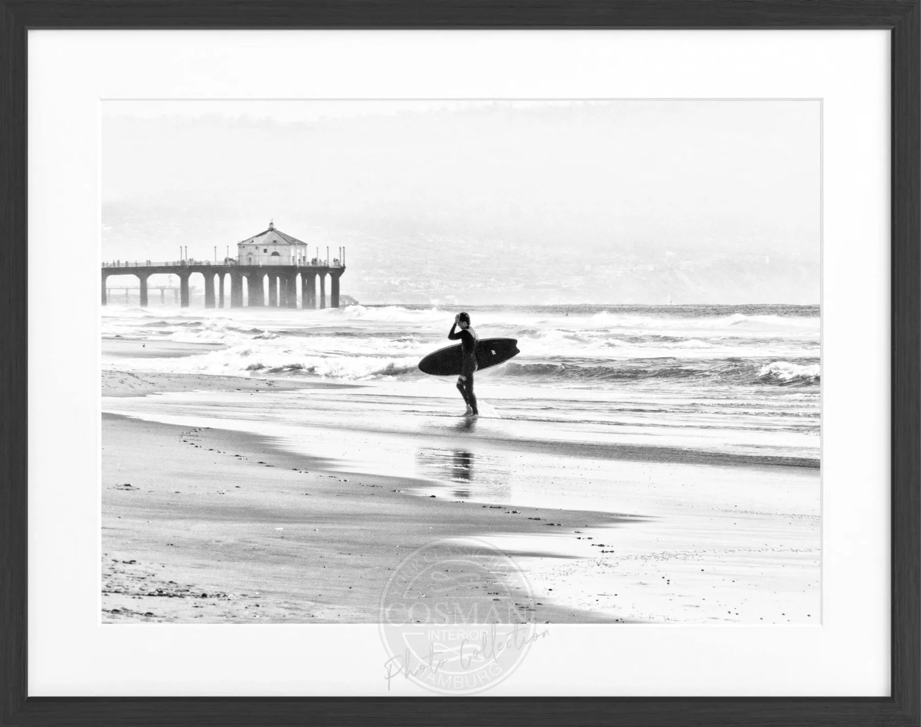 Schwarz-weiß Poster mit Rahmen von Cosman-Photocollection, Kalifornien Manhattan Beach Surfer, 31x25cm, Wanddekoration