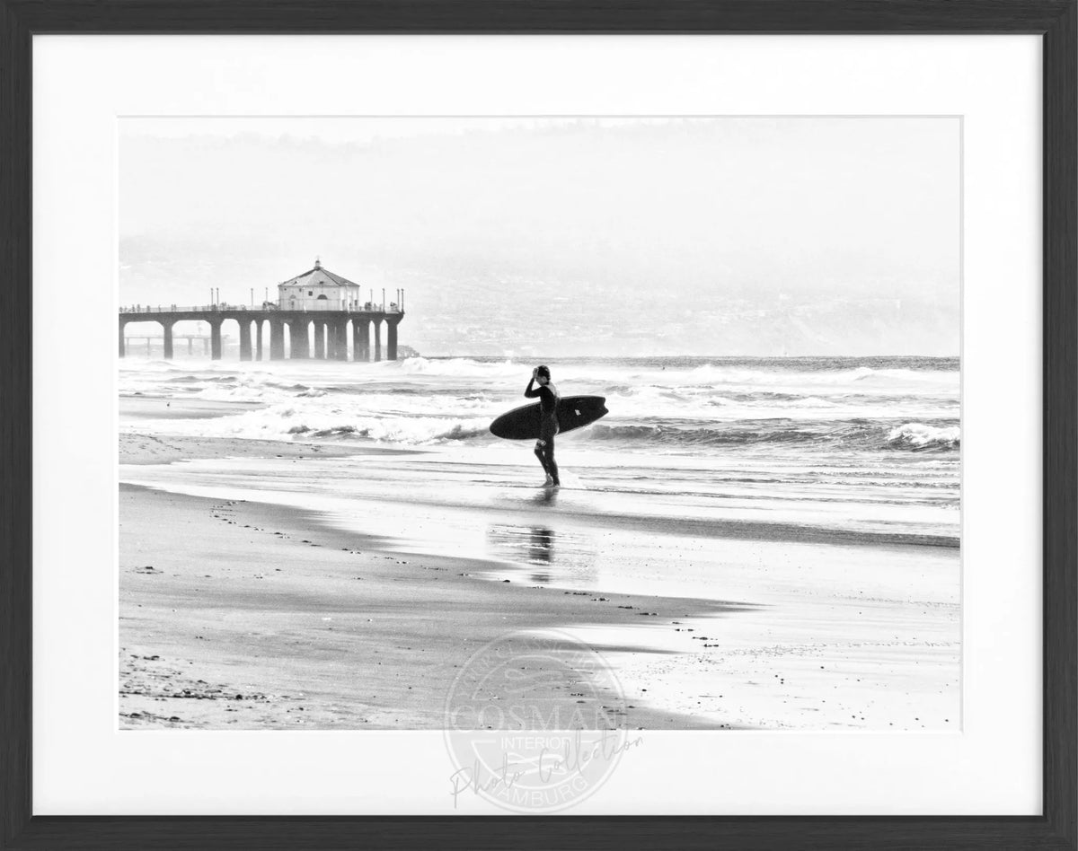 Schwarz-weiß Poster mit Rahmen von Cosman-Photocollection, Kalifornien Manhattan Beach Surfer, 31x25cm, Wanddekoration