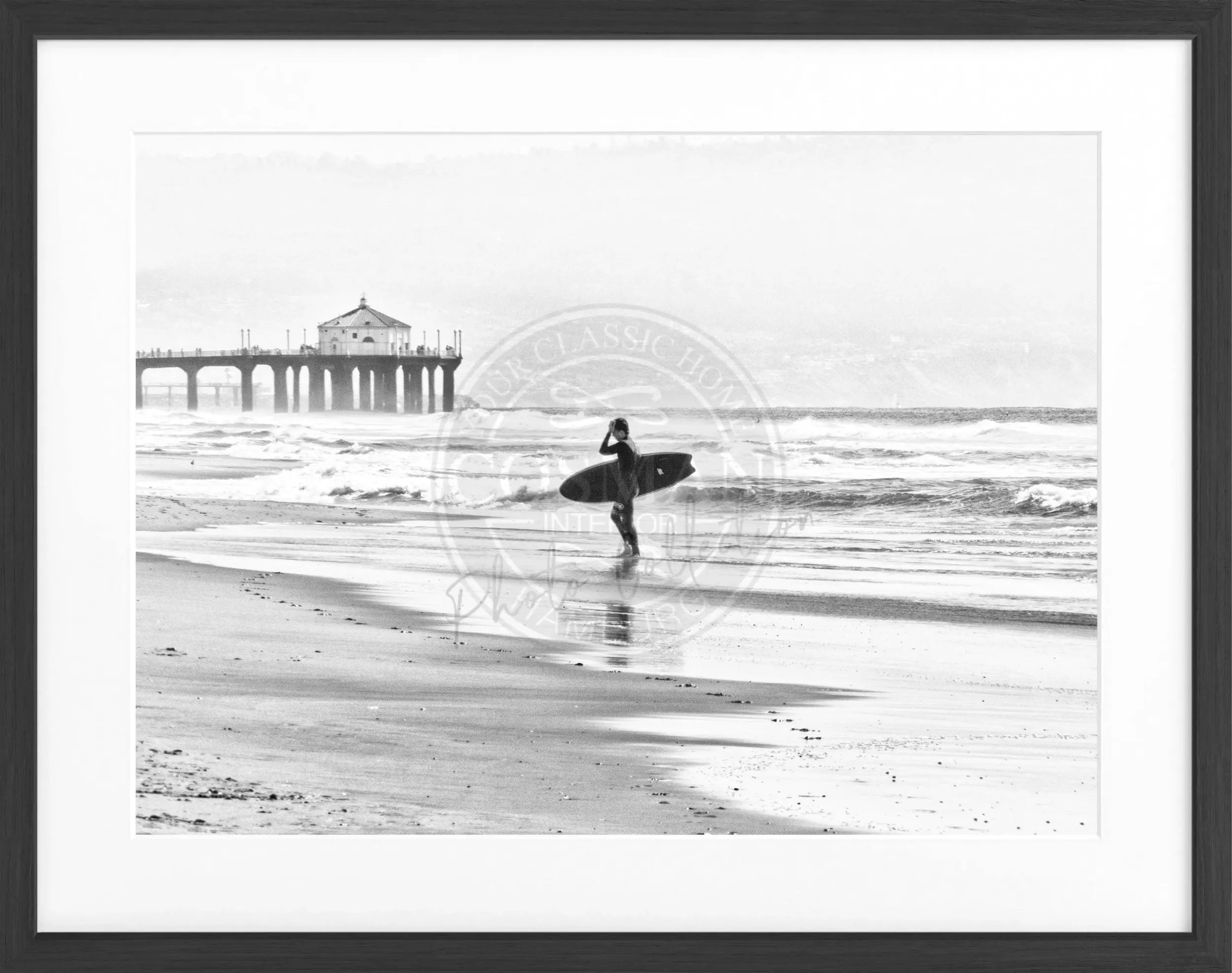 Schwarz-weiß Poster mit Rahmen von Cosman-Photocollection, Kalifornien Manhattan Beach Surfer, 31x25cm, Wanddekoration