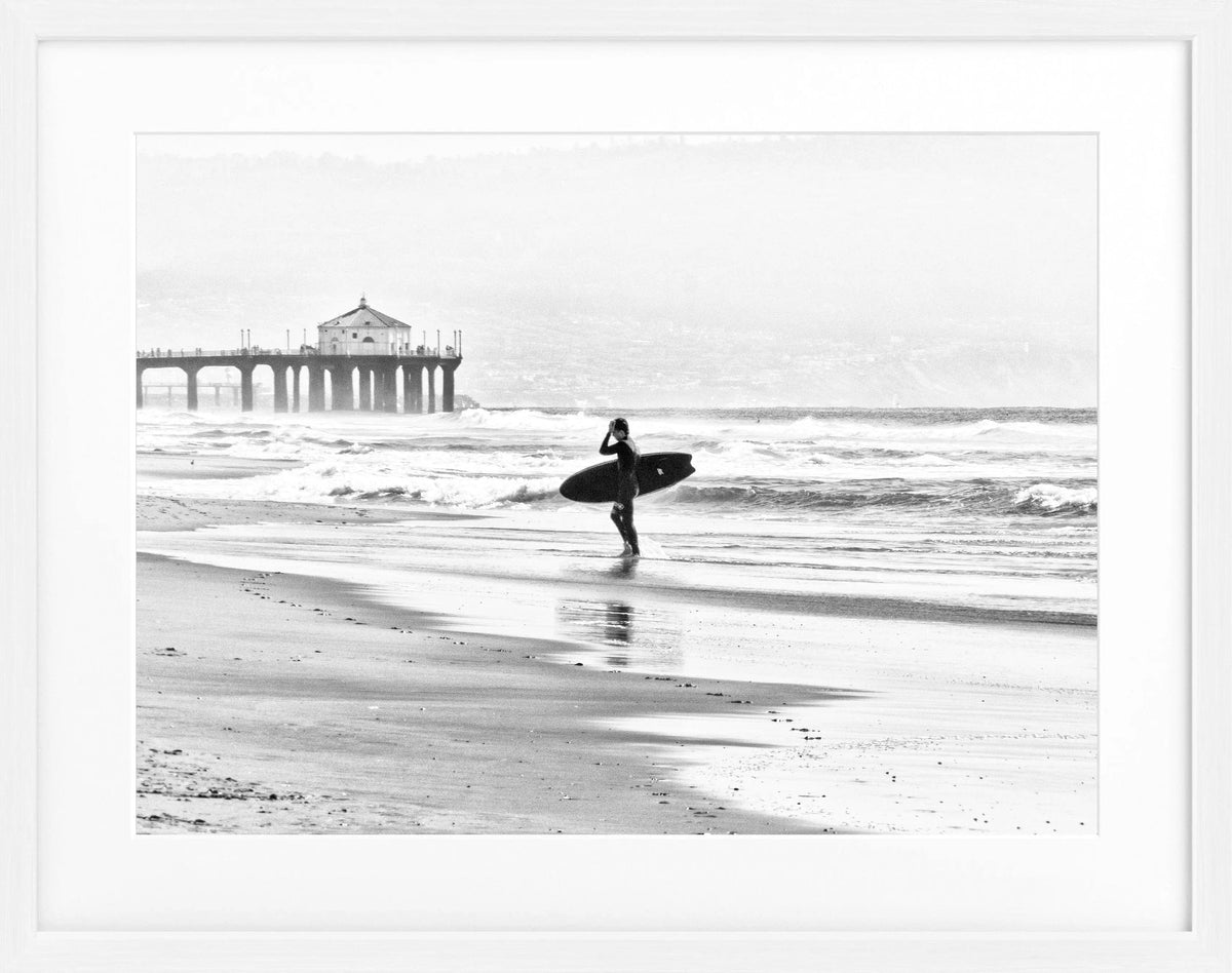 Schwarz-weiß Poster mit Rahmen, Kalifornien Manhattan Beach Surfer Motiv, von Cosman-Photocollection, 31x25cm.