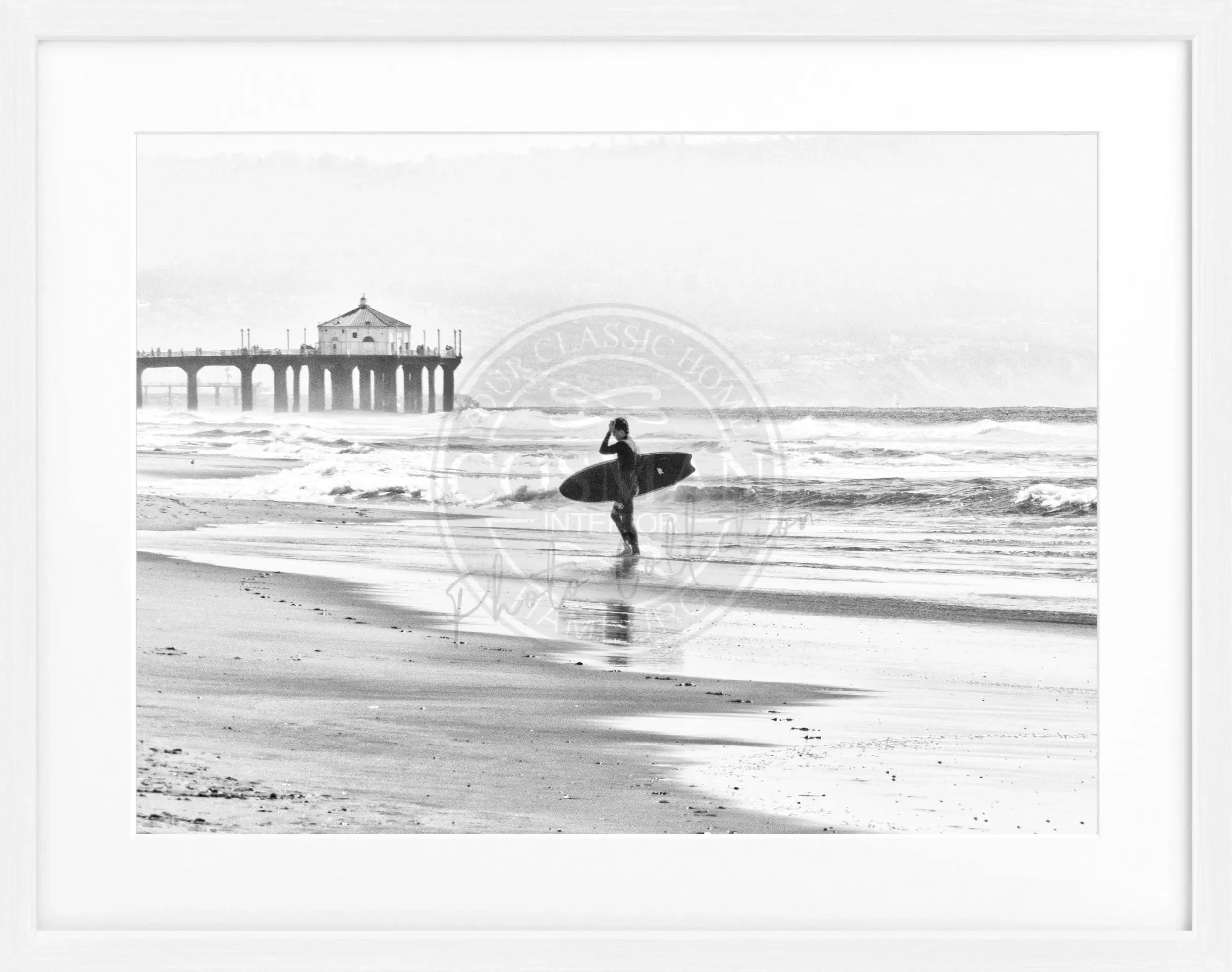 Schwarz-weiß Poster mit Rahmen, Kalifornien Manhattan Beach Surfer Motiv, von Cosman-Photocollection, 31x25cm.