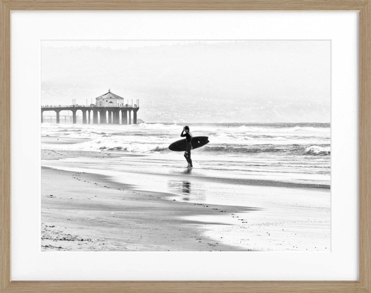 Schwarz-weiß Poster mit Rahmen, Kalifornien Manhattan Beach Surfer Motiv, 31x25cm, von Cosman-Photocollection