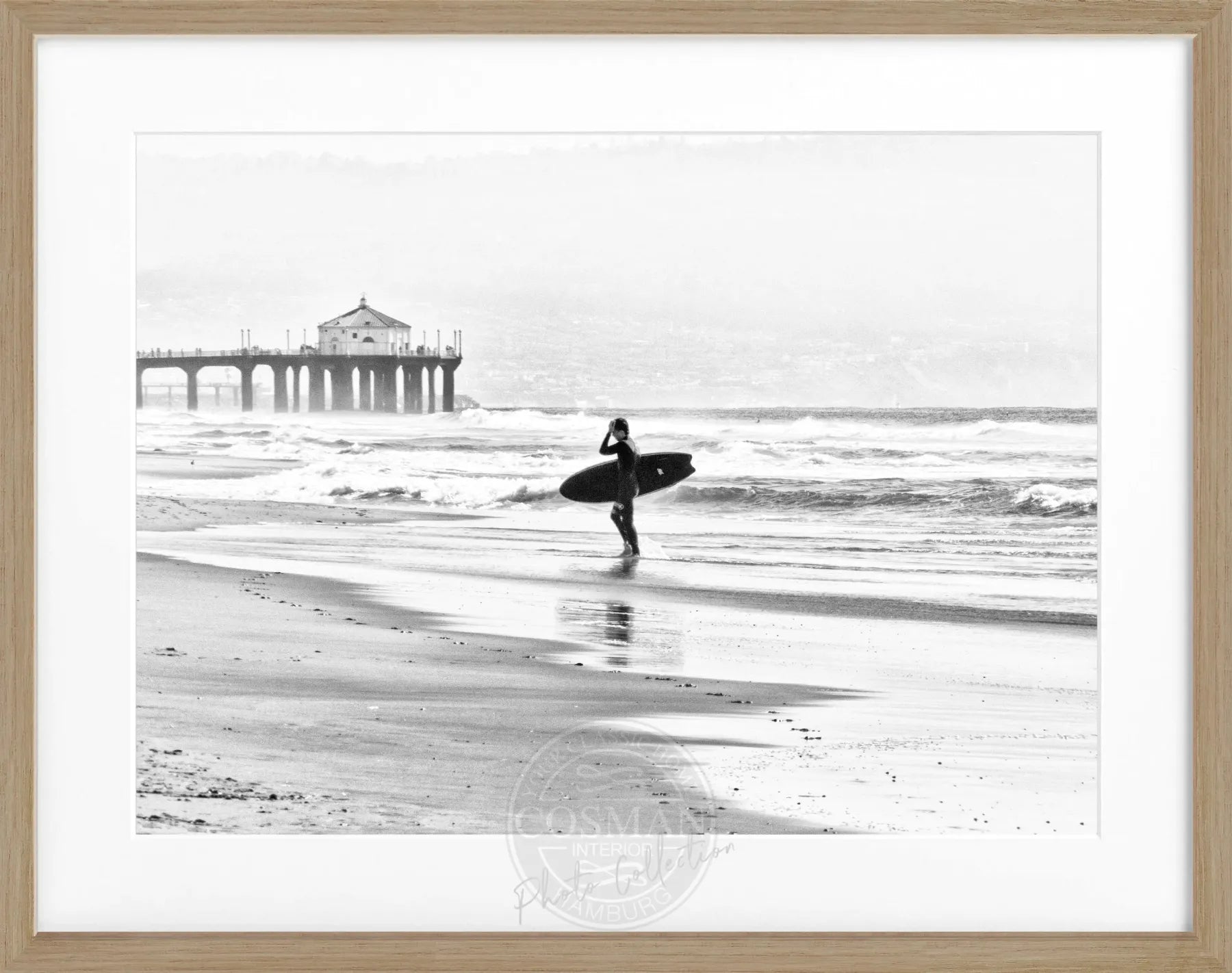 Schwarz-weiß Poster mit Rahmen, Kalifornien Manhattan Beach Surfer Motiv, 31x25cm, von Cosman-Photocollection