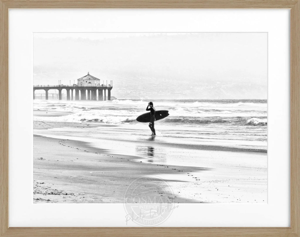 Schwarz-weiß Poster mit Rahmen, Kalifornien Manhattan Beach Surfer Motiv, 31x25cm, von Cosman-Photocollection