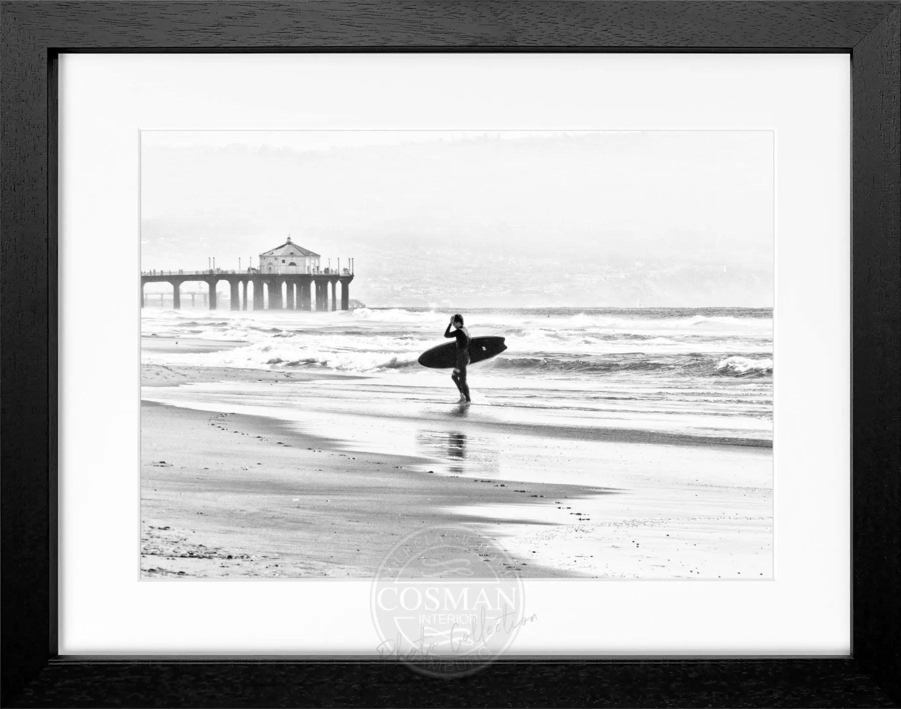 Schwarz-weiß Poster mit Rahmen von Cosman-Photocollection, Kalifornien Manhattan Beach Surfer, 31x25cm, modernes Wandbild