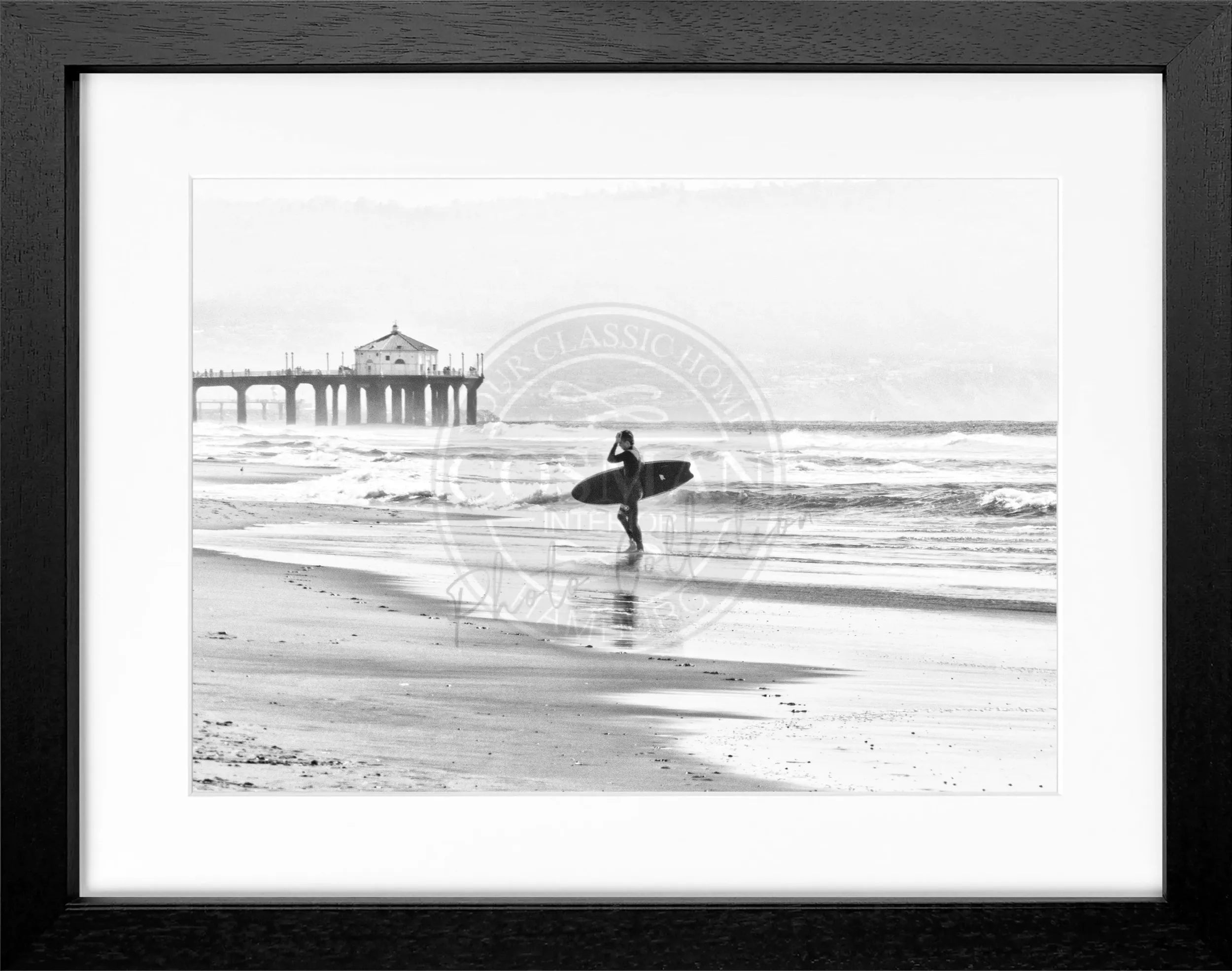 Schwarz-weiß Poster mit Rahmen von Cosman-Photocollection, Kalifornien Manhattan Beach Surfer, 31x25cm, modernes Wandbild