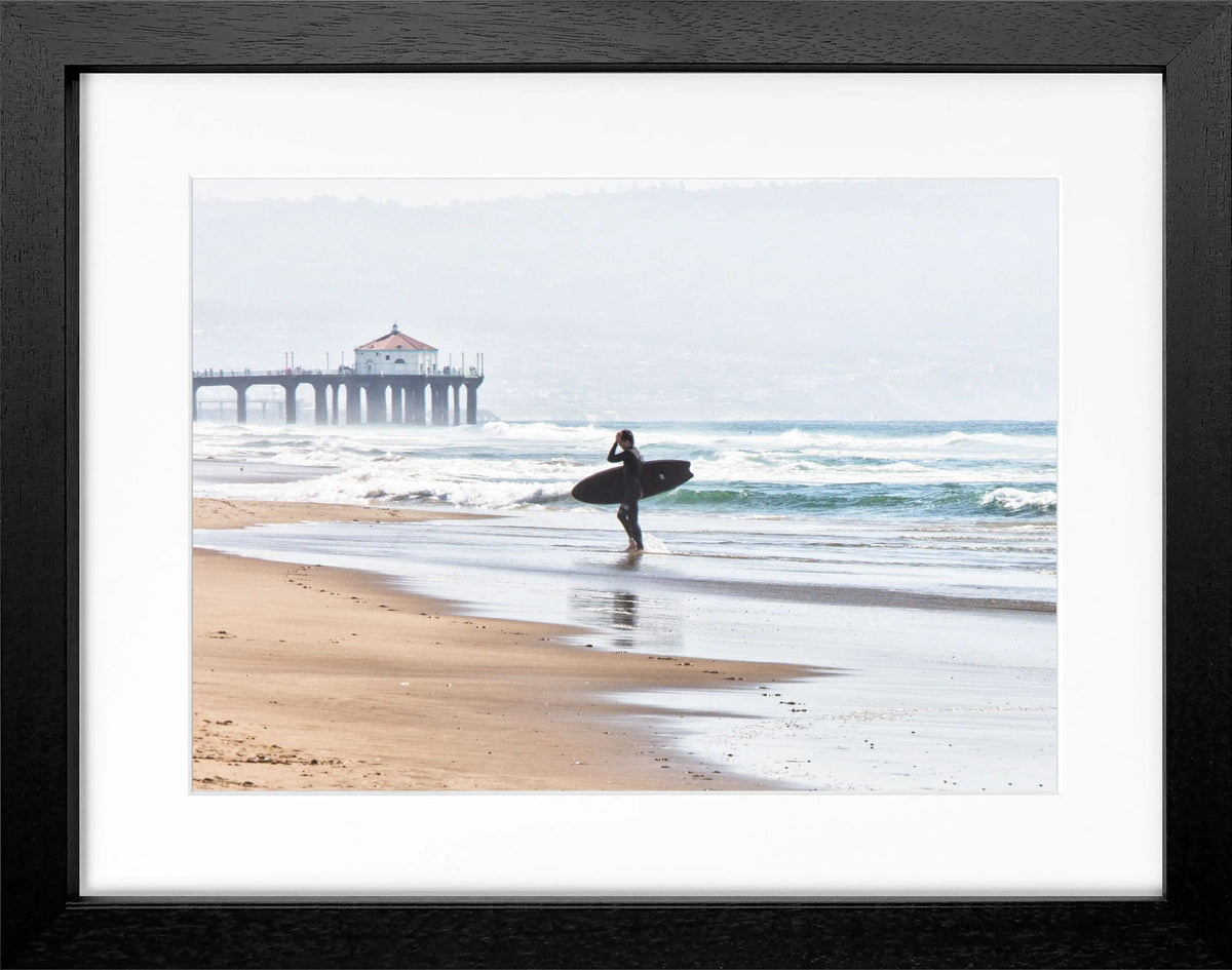 Schwarz-weiß Poster mit Rahmen, Kalifornien Manhattan Beach Surfer, von Cosman-Photocollection, 31x25 cm, Wanddekoration