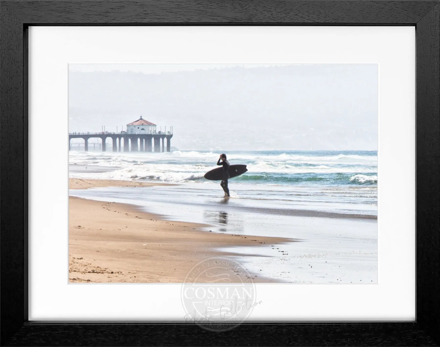 Schwarz-weiß Poster mit Rahmen, Kalifornien Manhattan Beach Surfer, von Cosman-Photocollection, 31x25 cm, Wanddekoration