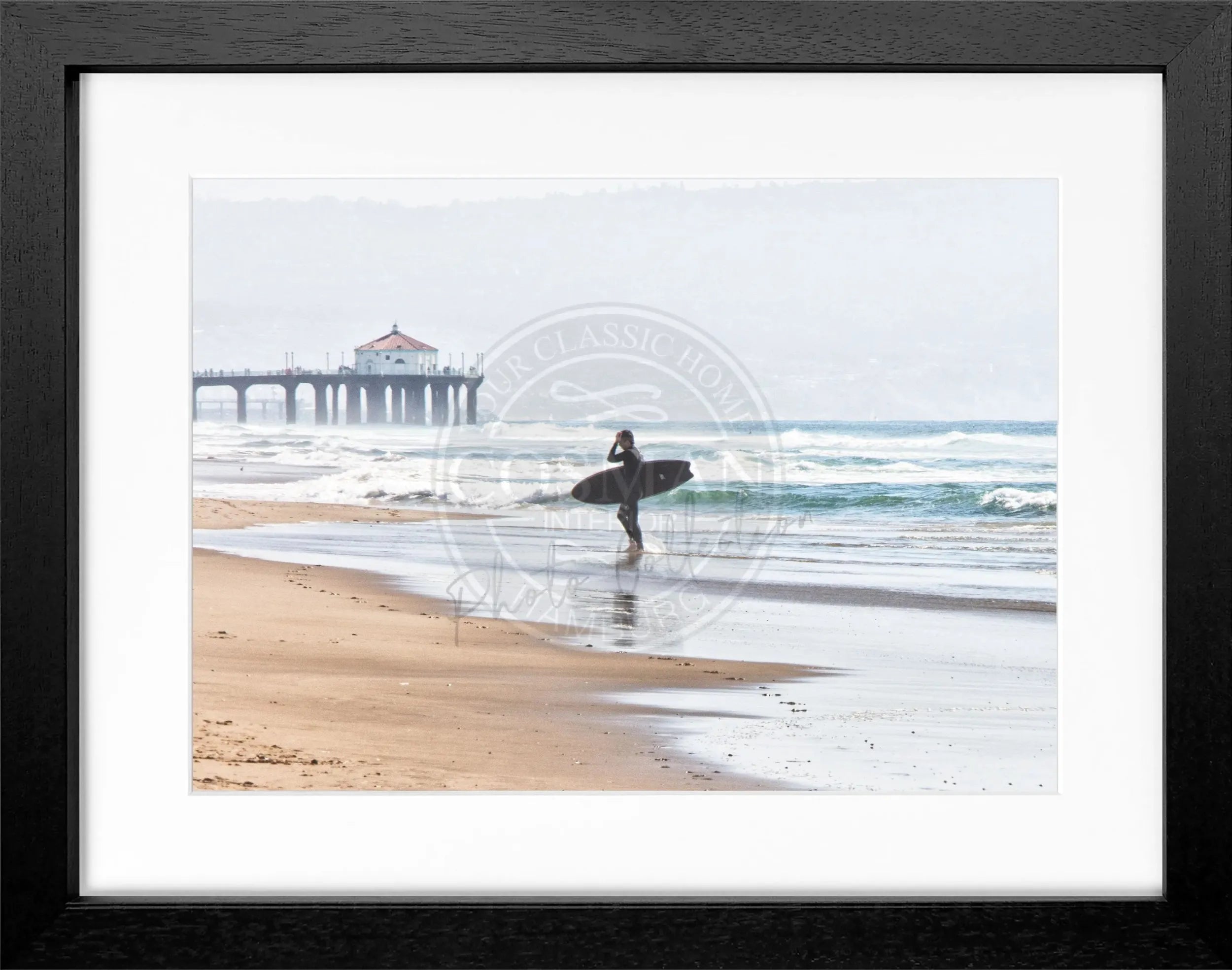 Schwarz-weiß Poster mit Rahmen, Kalifornien Manhattan Beach Surfer, von Cosman-Photocollection, 31x25 cm, Wanddekoration