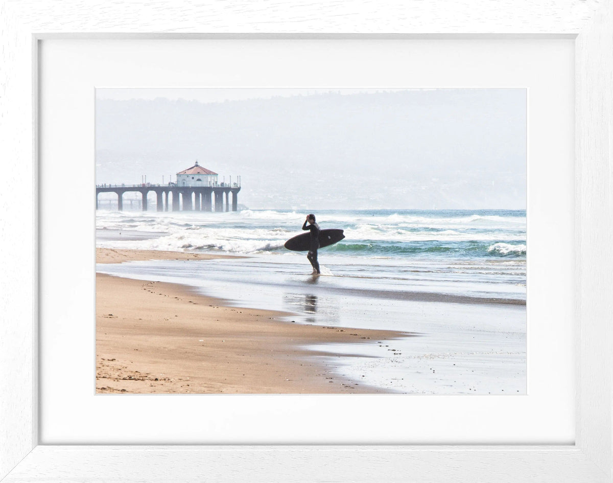 Schwarz-weiß Poster mit Rahmen, Kalifornien Manhattan Beach Surfer, Cosman-Photocollection, 31x25 cm, Motiv mit Surfer am Strand