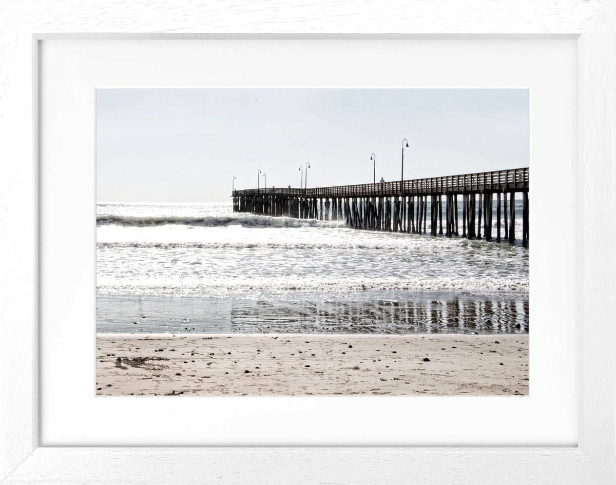 Schwarz-weiß Poster mit Rahmen von Kalifornien ’Pier’ K14, 31x25cm, von Cosman-Photocollection, detailreiche Meeres- und Pier-Ansicht