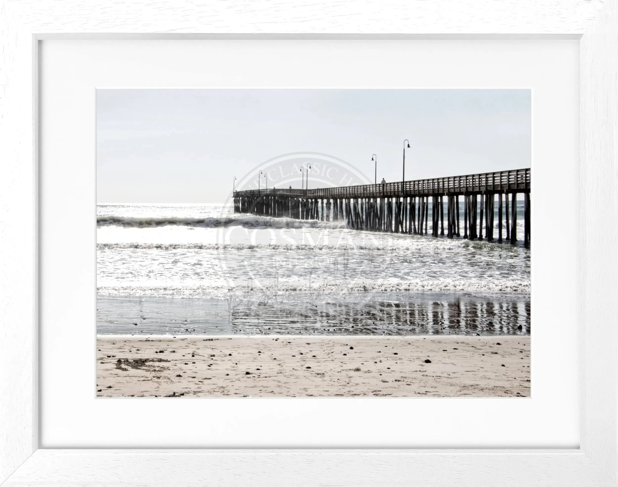 Schwarz-weiß Poster mit Rahmen von Kalifornien ’Pier’ K14, 31x25cm, von Cosman-Photocollection, detailreiche Meeres- und Pier-Ansicht