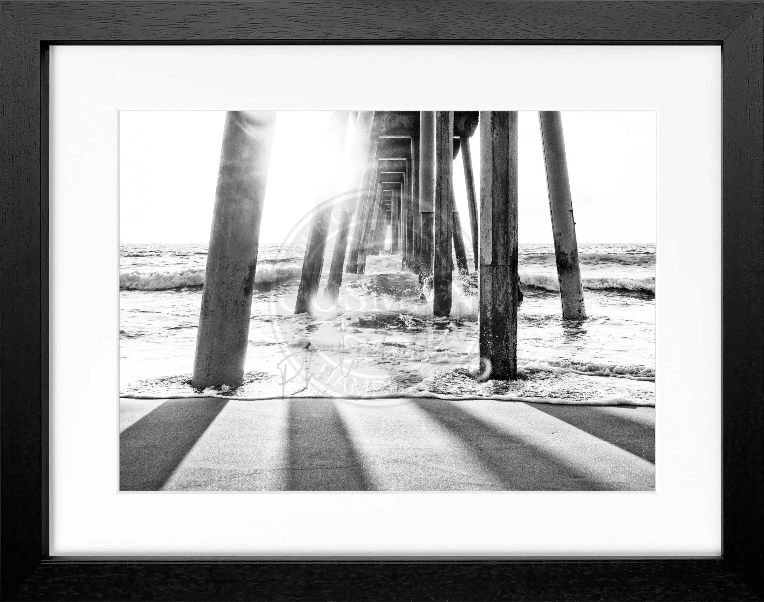 Schwarz-weiß Poster mit Rahmen, Kalifornien Pier Motiv, 31x25cm, von Cosman-Photocollection.