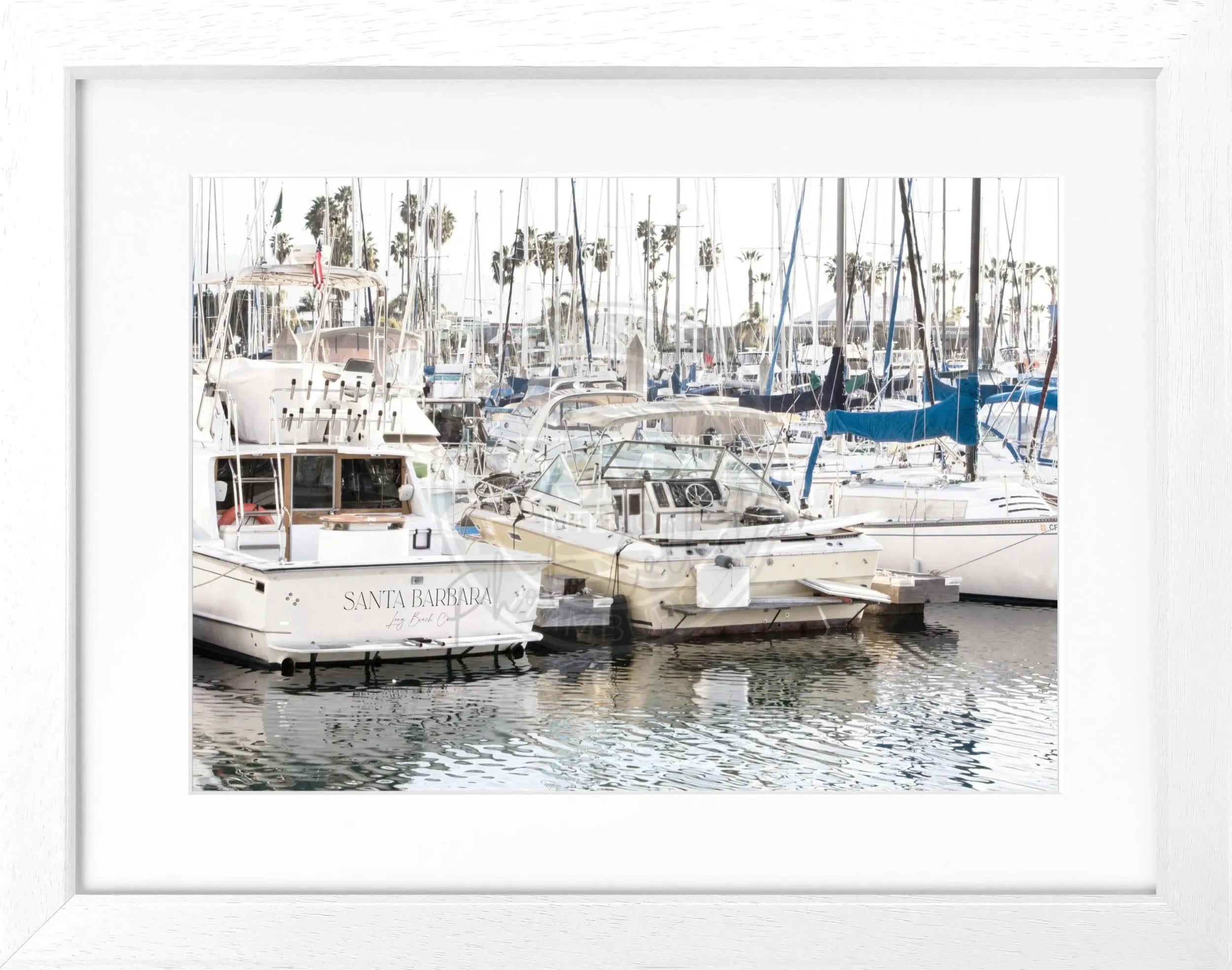 Schwarz-weiß Poster mit Rahmen von Cosman-Photocollection, Kalifornien Santa Barbara mit Boot, 31x25 cm