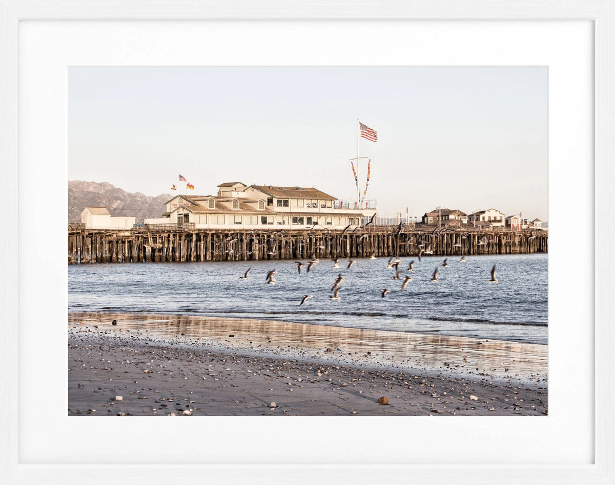 Schwarz-weiß Poster mit Rahmen von Santa Barbara Pier in Kalifornien, von Cosman-Photocollection, 31x25cm.