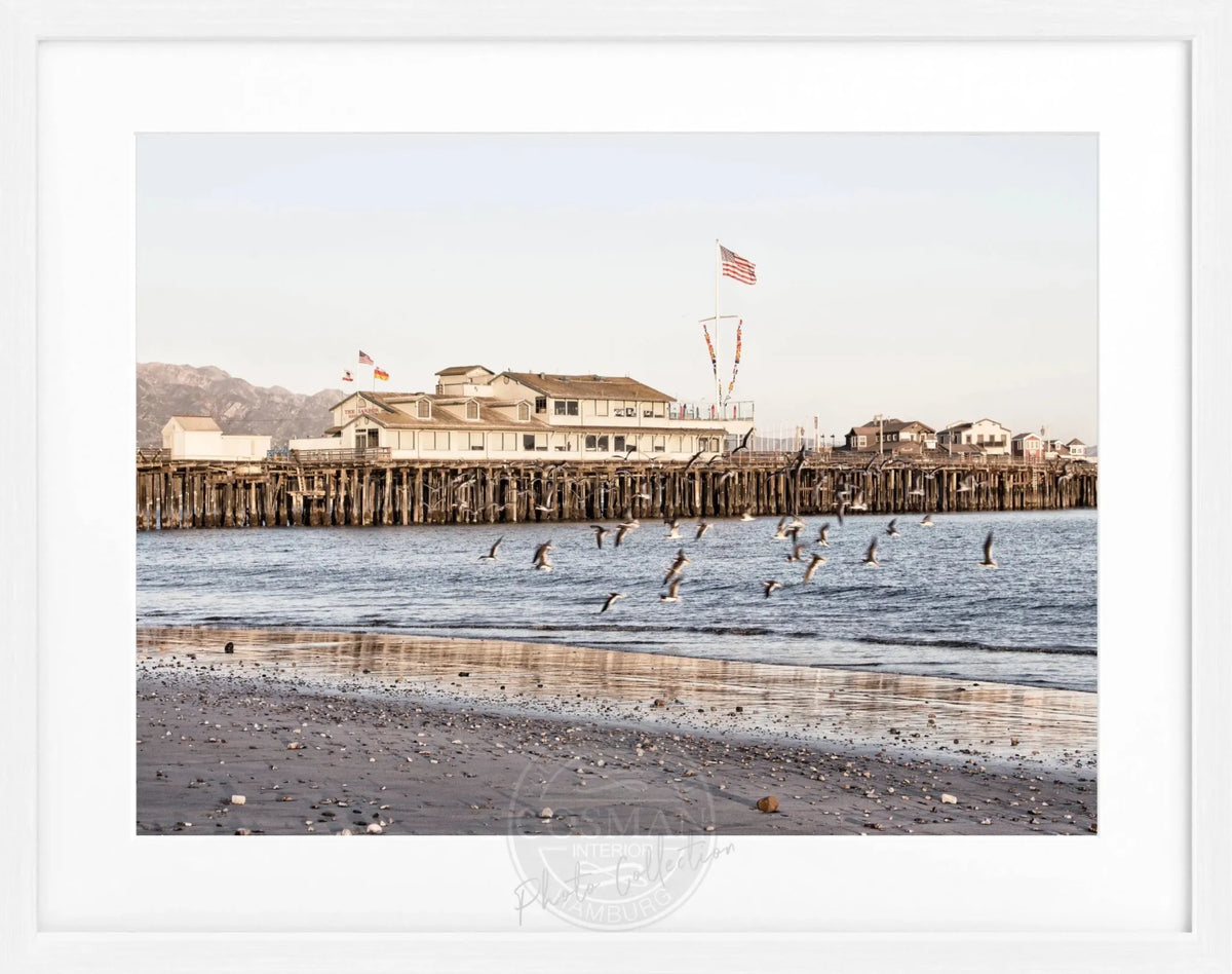 Schwarz-weiß Poster mit Rahmen von Santa Barbara Pier in Kalifornien, von Cosman-Photocollection, 31x25cm.