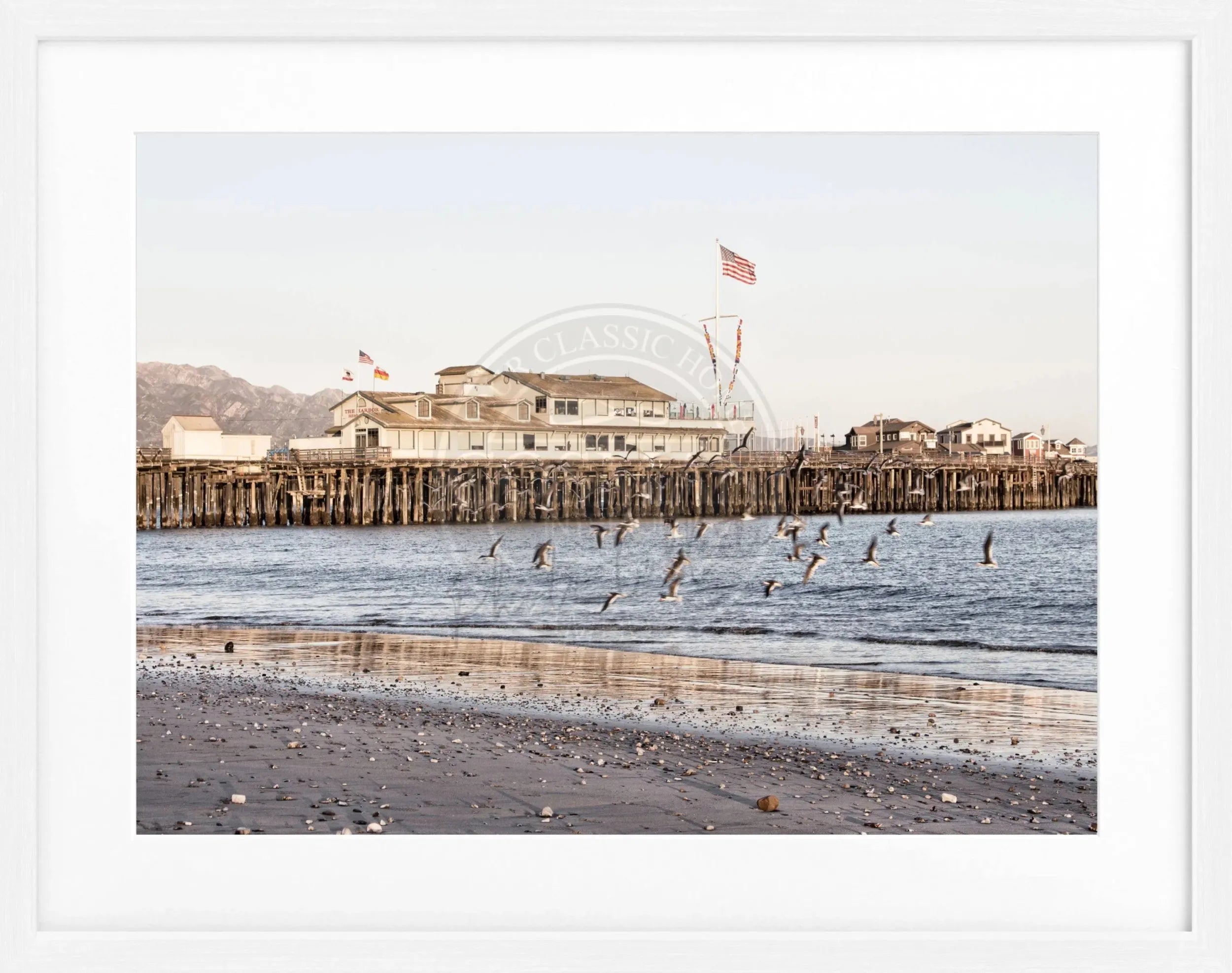 Schwarz-weiß Poster mit Rahmen von Santa Barbara Pier in Kalifornien, von Cosman-Photocollection, 31x25cm.