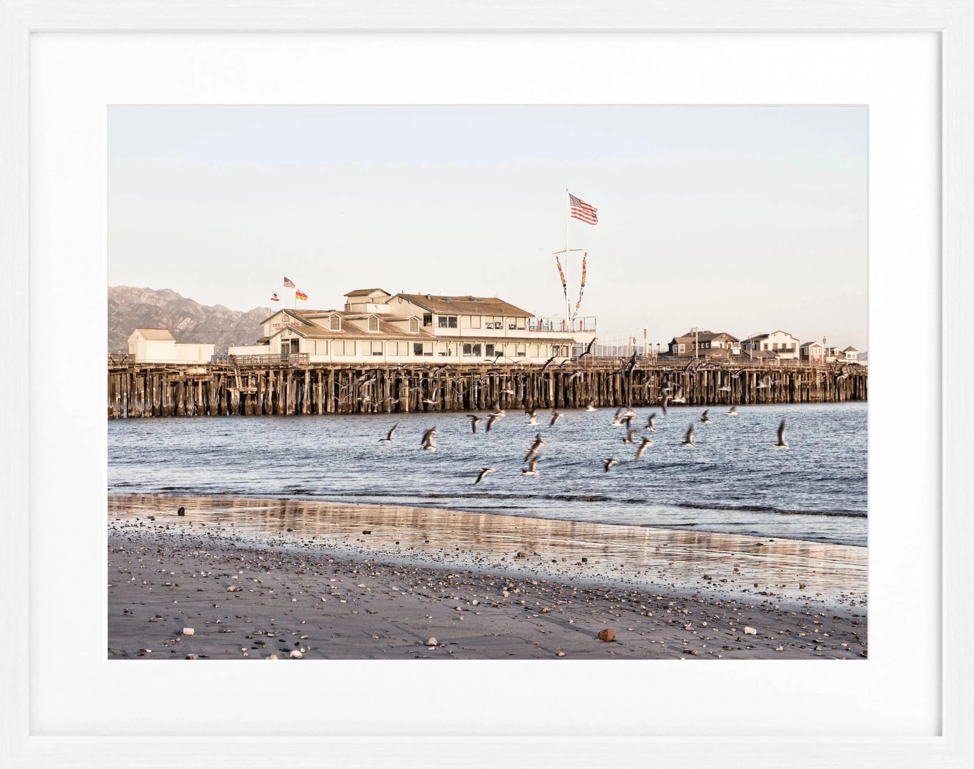 Schwarz-weiß Poster mit Rahmen von Santa Barbara Pier in Kalifornien, von Cosman-Photocollection, 31x25cm.
