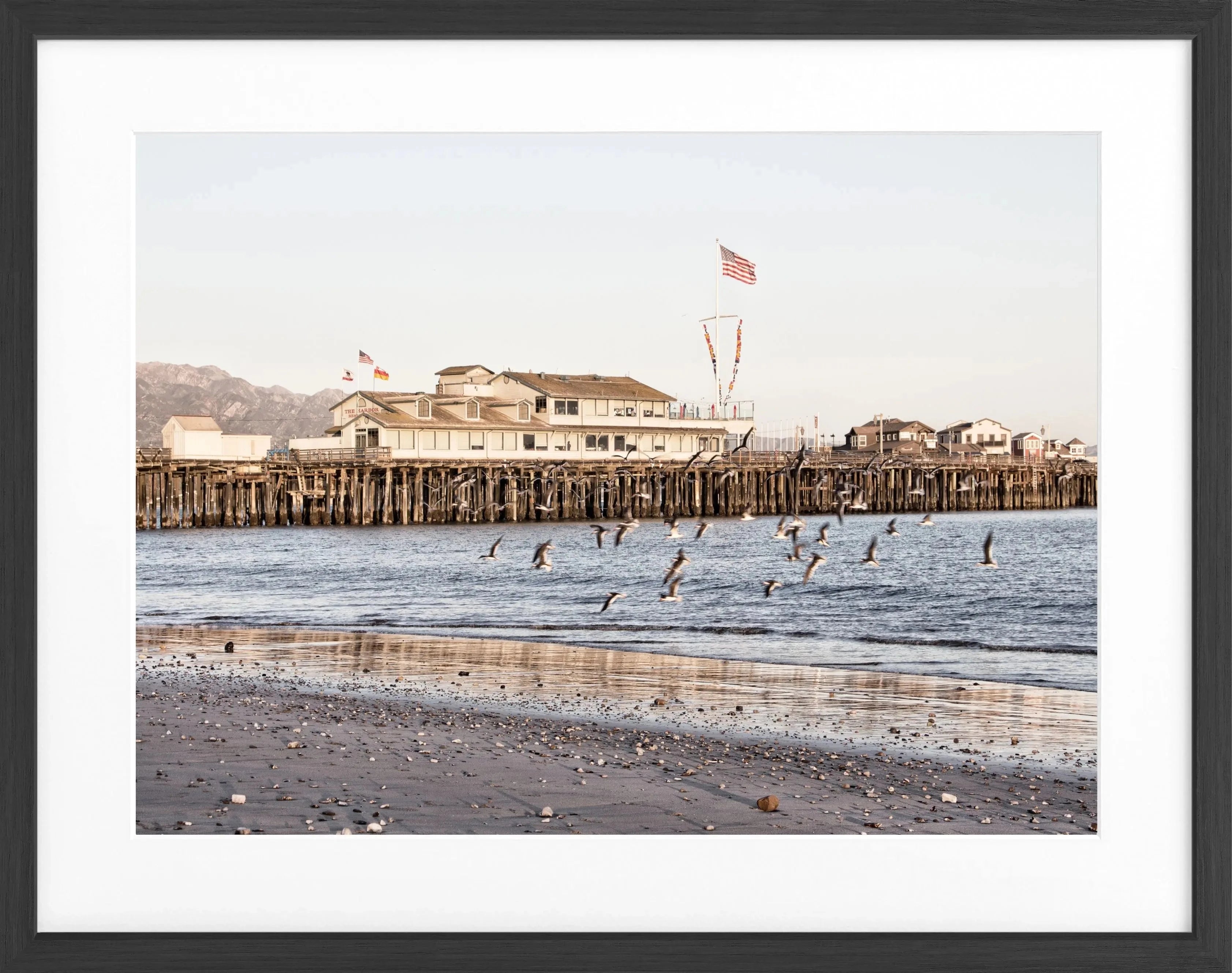 Schwarz-weiß Poster mit Rahmen von Cosman-Photocollection, Kalifornien Santa Barbara Pier, 31x25 cm, Wanddekoration