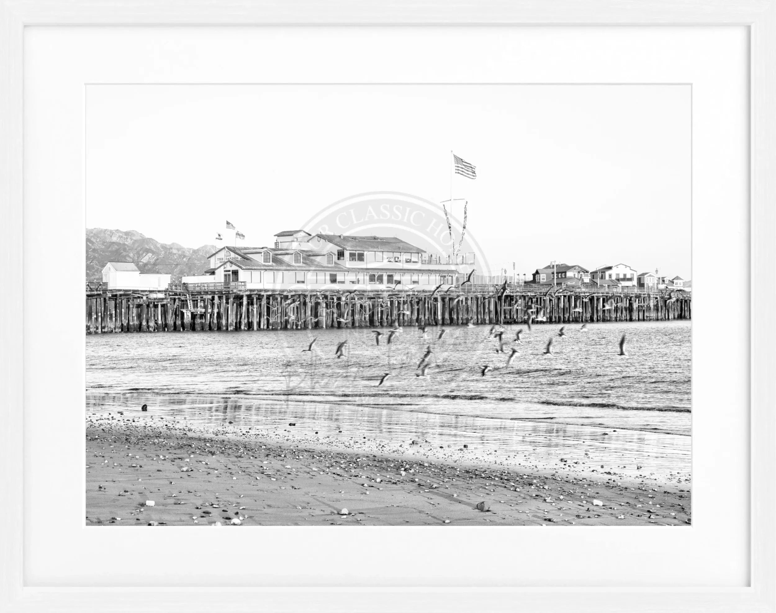 Schwarz-weiß Poster mit Rahmen von Santa Barbara Pier in Kalifornien, von Cosman-Photocollection, 31x25 cm.