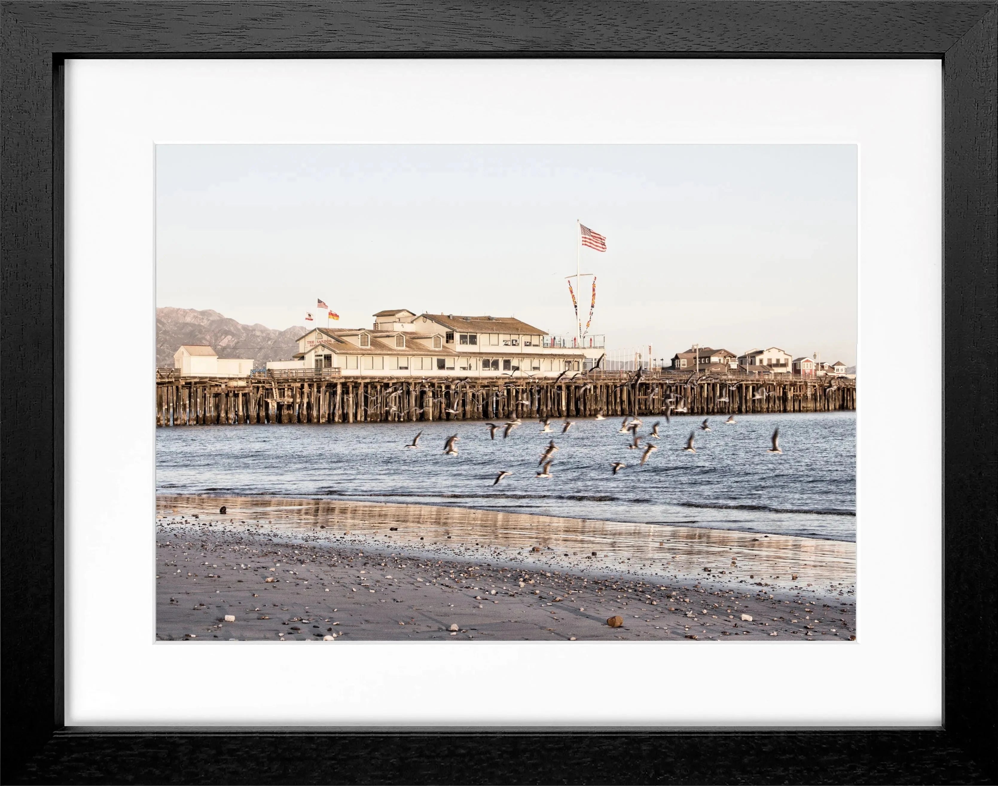 Schwarz-weiß Poster mit Rahmen von Cosman-Photocollection, Kalifornien Santa Barbara Pier, 31x25 cm, Wanddekoration