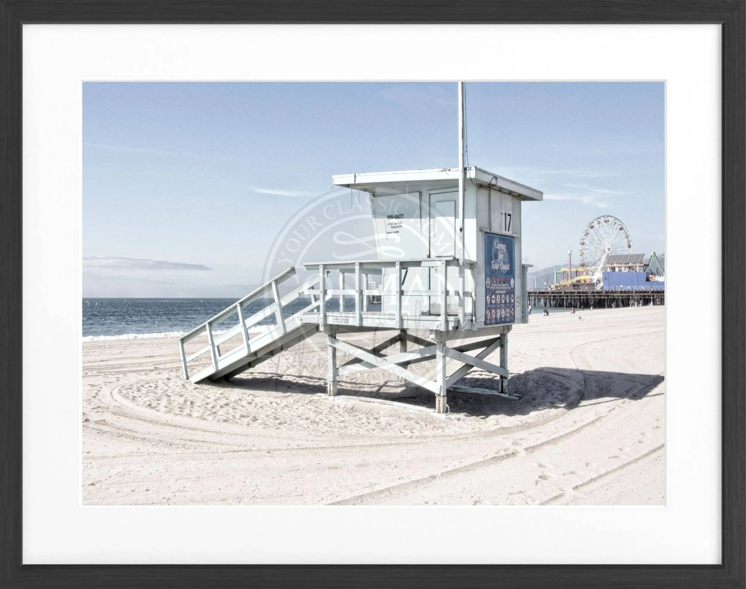 Schwarz-weiß Poster mit Rahmen, Kalifornien Santa Monica Beach Lifeguard, von Cosman-Photocollection, 31x25 cm.