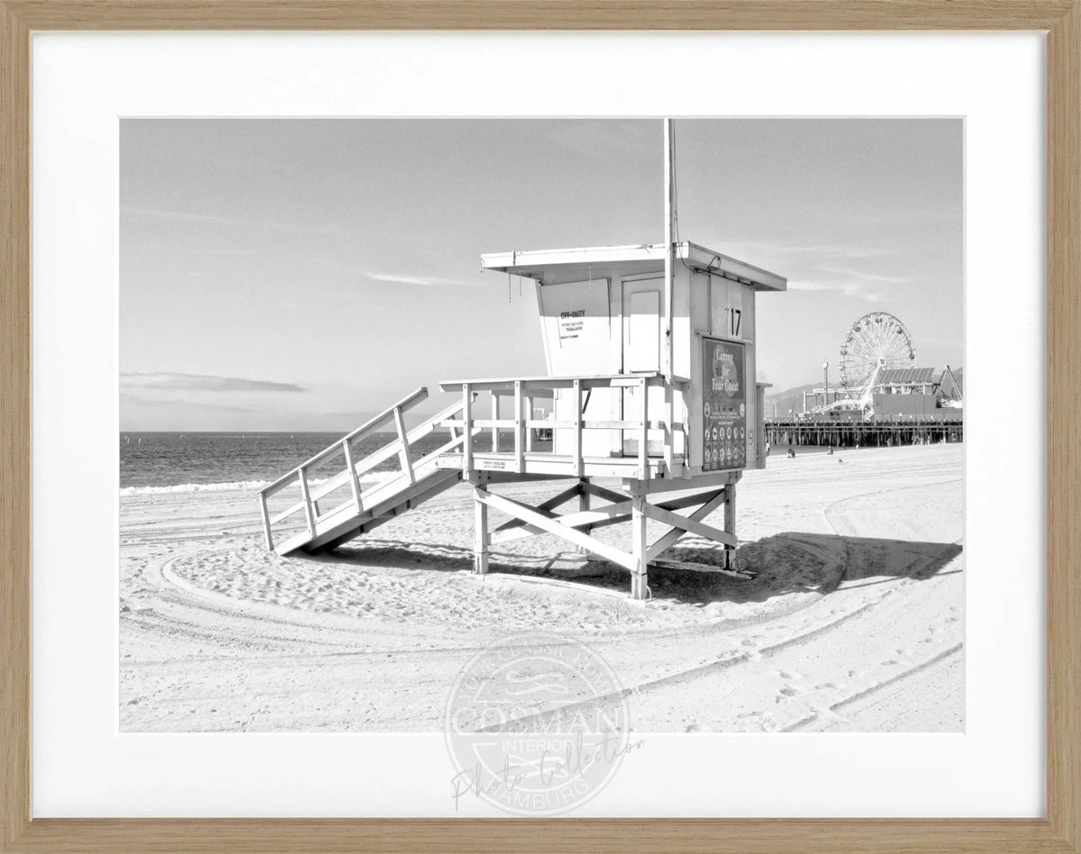 Schwarz-weiß Poster mit Rahmen, Kalifornien Santa Monica Beach Lifeguard, von Cosman-Photocollection, 31x25 cm, Wanddekoration