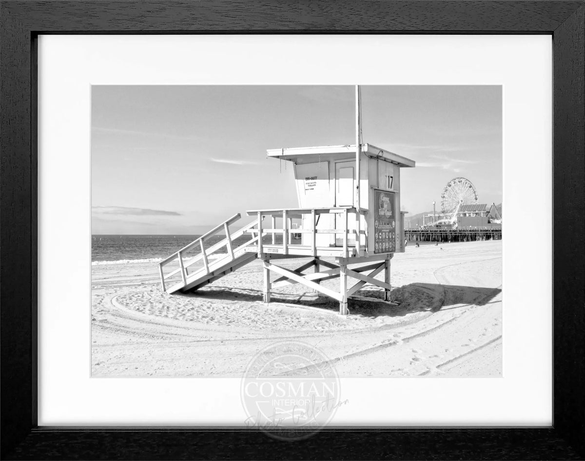 Schwarz-weiß Poster mit Rahmen, Kalifornien Santa Monica Beach Lifeguard, von Cosman-Photocollection, 31x25 cm, Wanddekoration