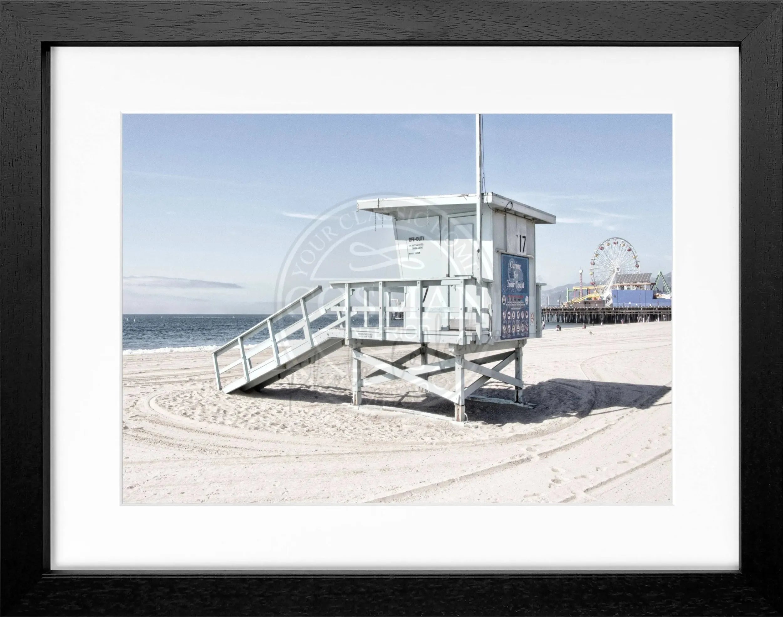 Schwarz-weiß Poster mit Rahmen, Kalifornien Santa Monica Beach Lifeguard, von Cosman-Photocollection, 31x25 cm, Wanddekoration
