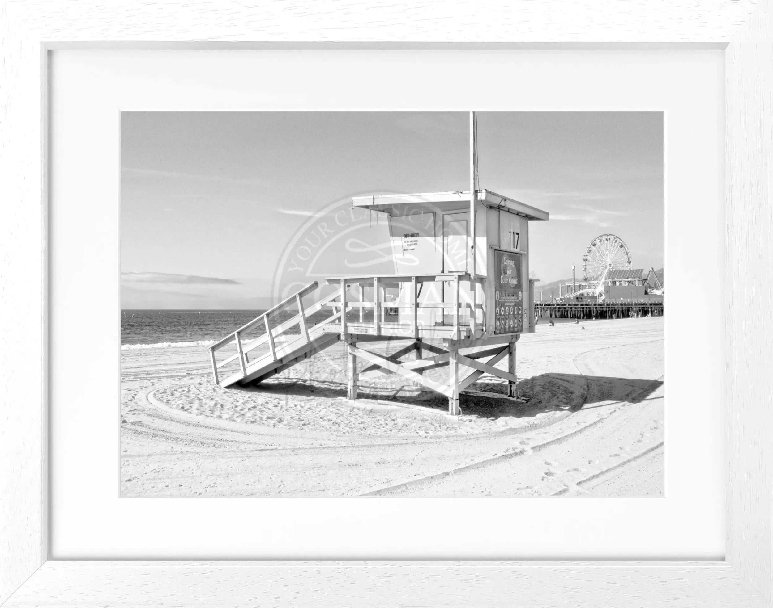 Schwarz-weiß Poster mit Rahmen, Kalifornien Santa Monica Beach Lifeguard, von Cosman-Photocollection, 31x25 cm