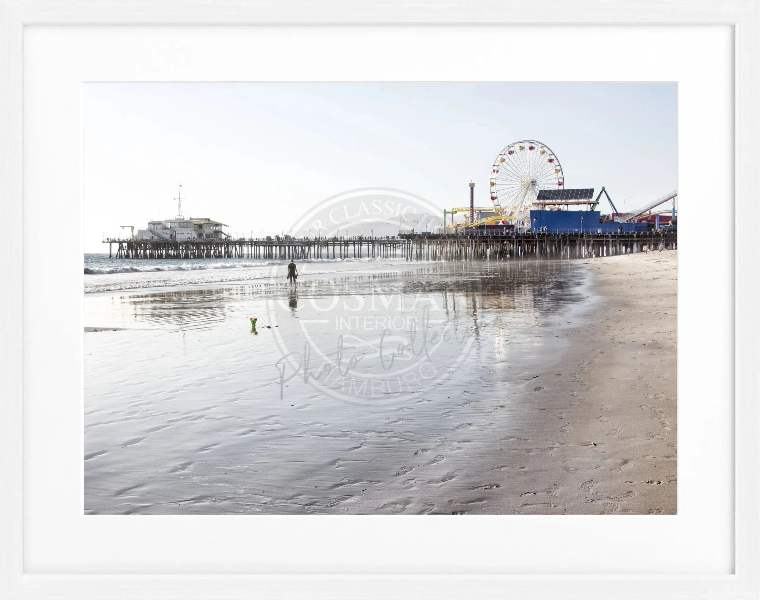Schwarz-weiß Poster von Santa Monica Pier in Kalifornien mit Rahmen, von Cosman-Photocollection, 31x25 cm.