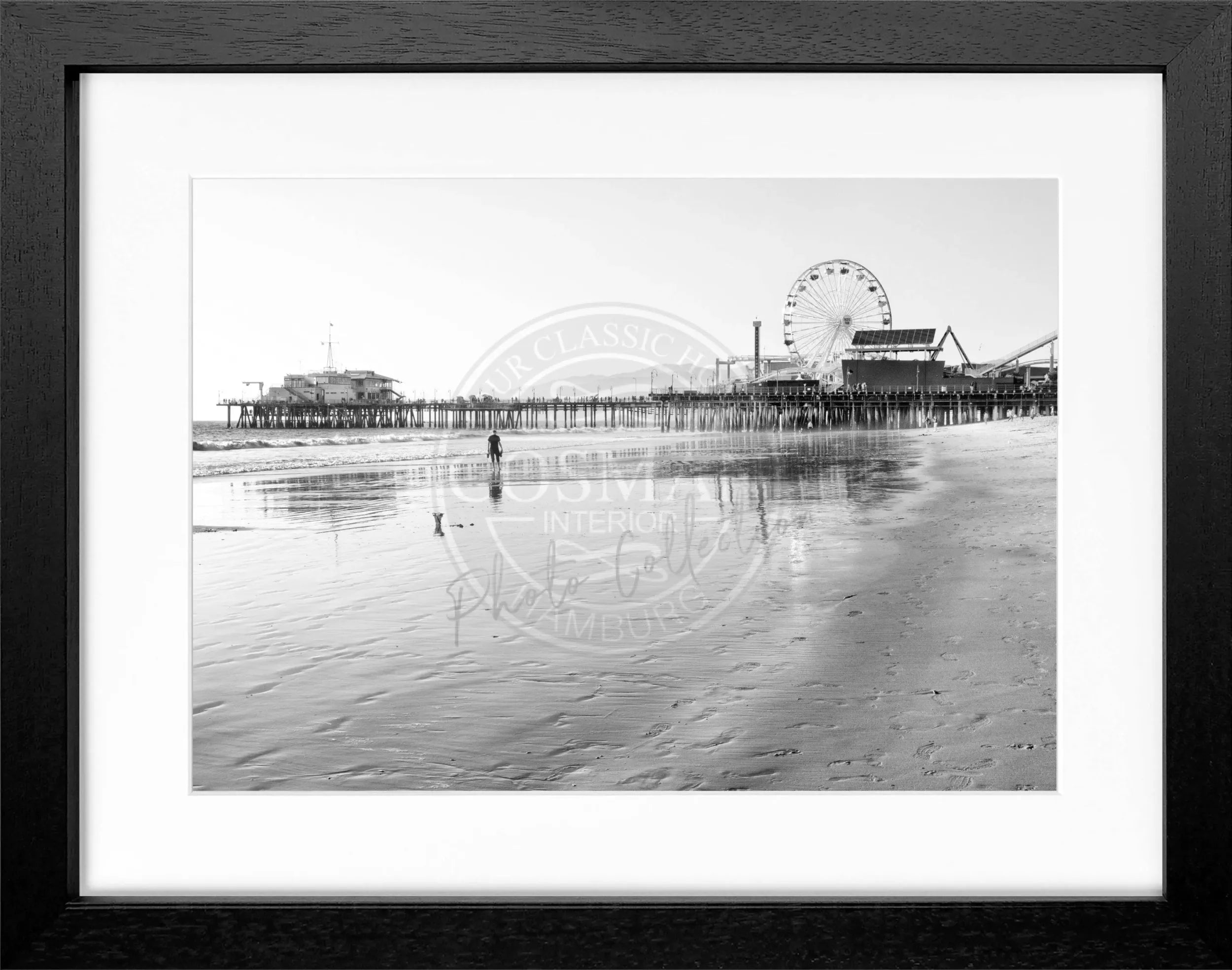 Schwarz-weiß Poster mit Rahmen von Santa Monica Pier in Kalifornien, von Cosman-Photocollection, 31x25 cm.