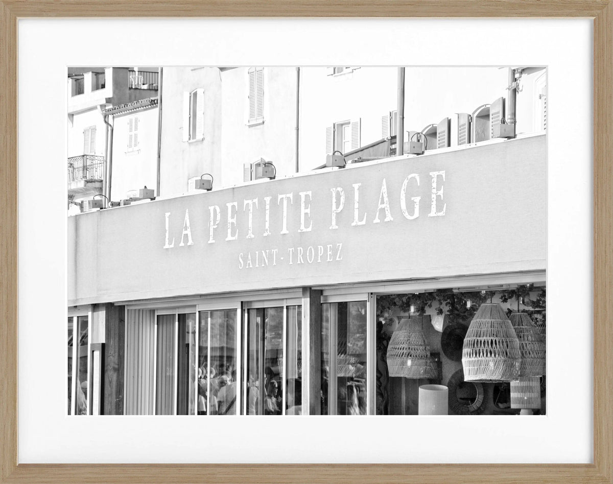 Schwarz-weiß Poster mit Rahmen ’La Petite Plage’ Saint Tropez von Cosman-Photocollection, 31x25 cm, Meeresmotiv.