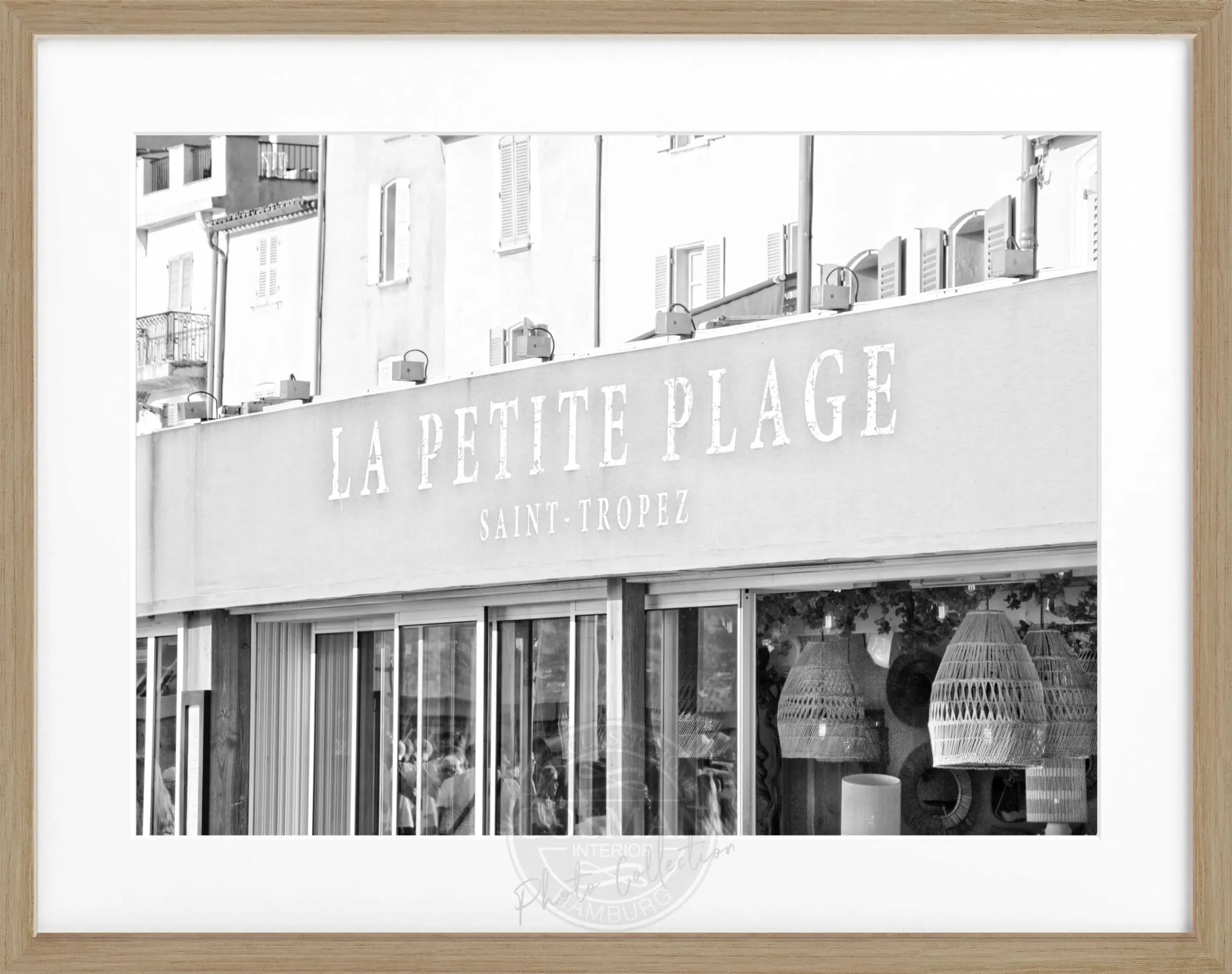 Schwarz-weiß Poster mit Rahmen ’La Petite Plage’ Saint Tropez von Cosman-Photocollection, 31x25 cm, Meeresmotiv.