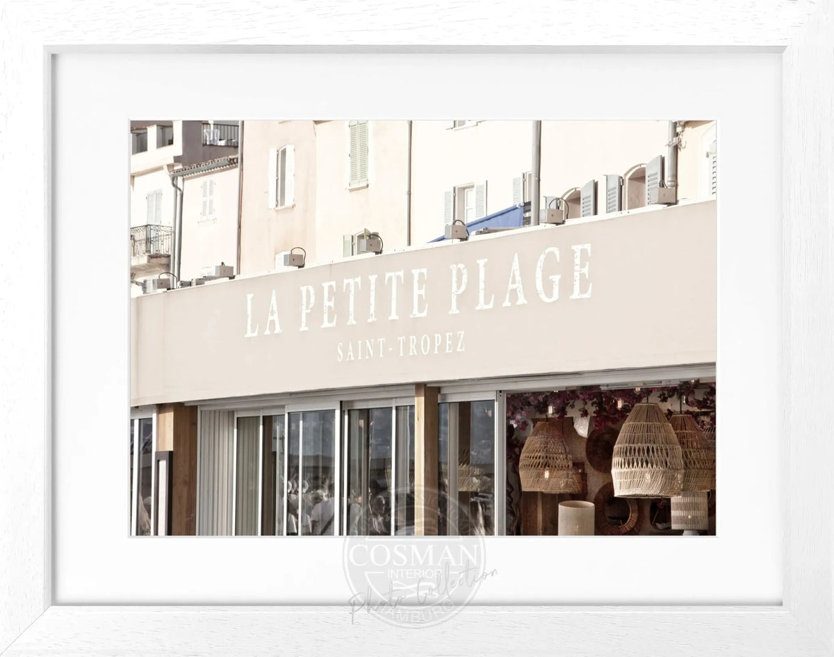 Schwarzer Rahmen mit Poster ’La Petite Plage’ Saint Tropez, Schwarz-Weiß-Fotografie, 31x25cm, von Cosman-Photocollection