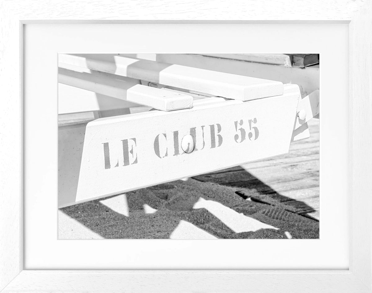 Schwarz-weiß Poster mit Rahmen von Cosman-Photocollection, Motiv ’Le Club 55’ in Saint Tropez, 31x25 cm, stilvolles Wandbild