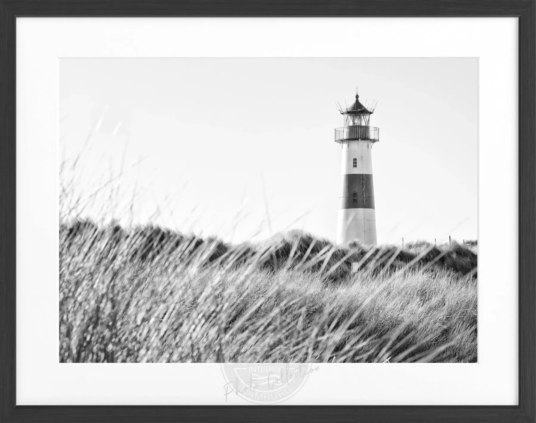 Schwarz-weiß Poster mit Rahmen von Cosman-Photocollection, Leuchtturm Sylt SY71, 31x25cm, Fotokunst von Sylt.