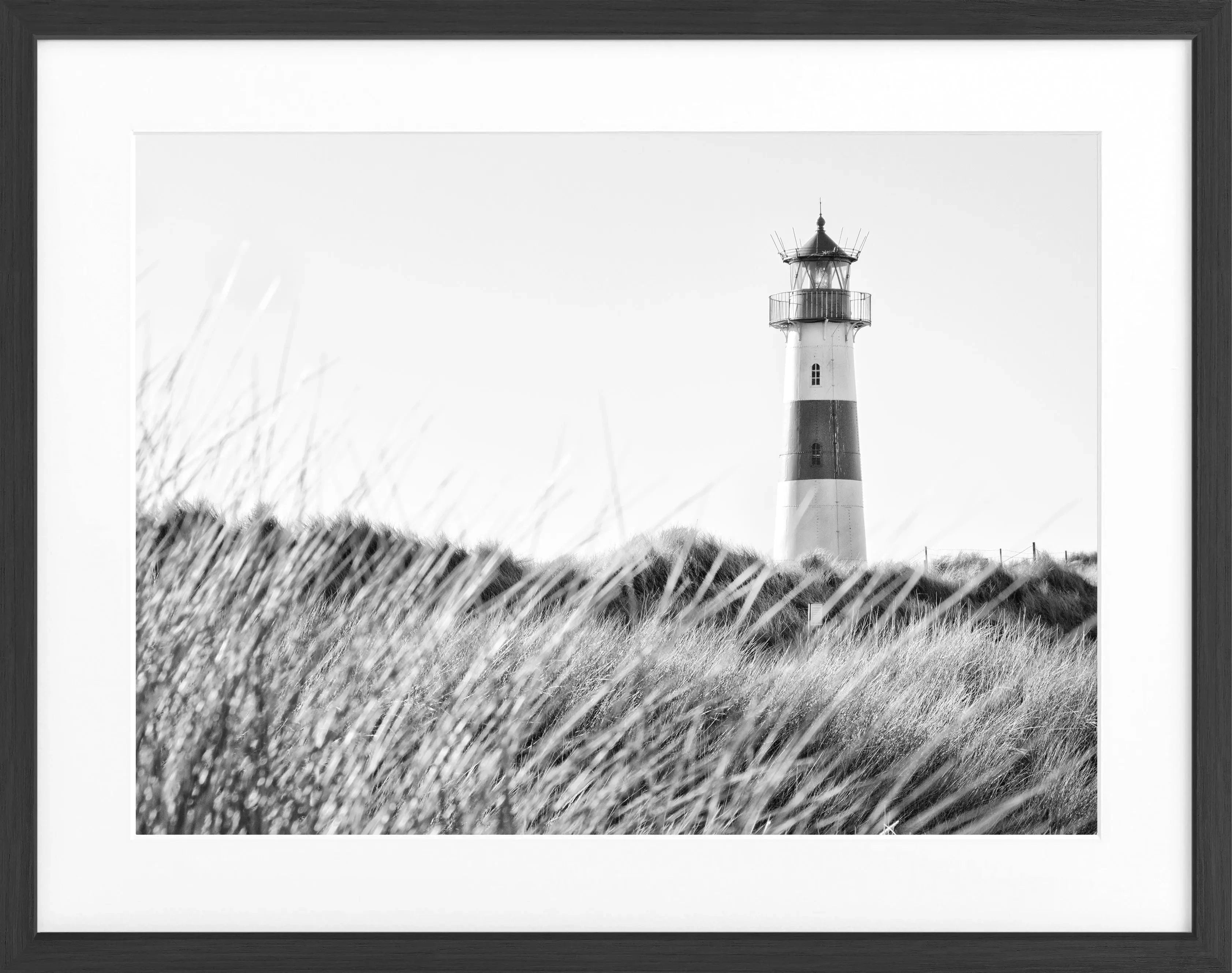 Schwarz-weiß Poster mit Rahmen von Cosman-Photocollection, Leuchtturm Sylt SY71, 31x25cm, Fotokunst von Sylt.