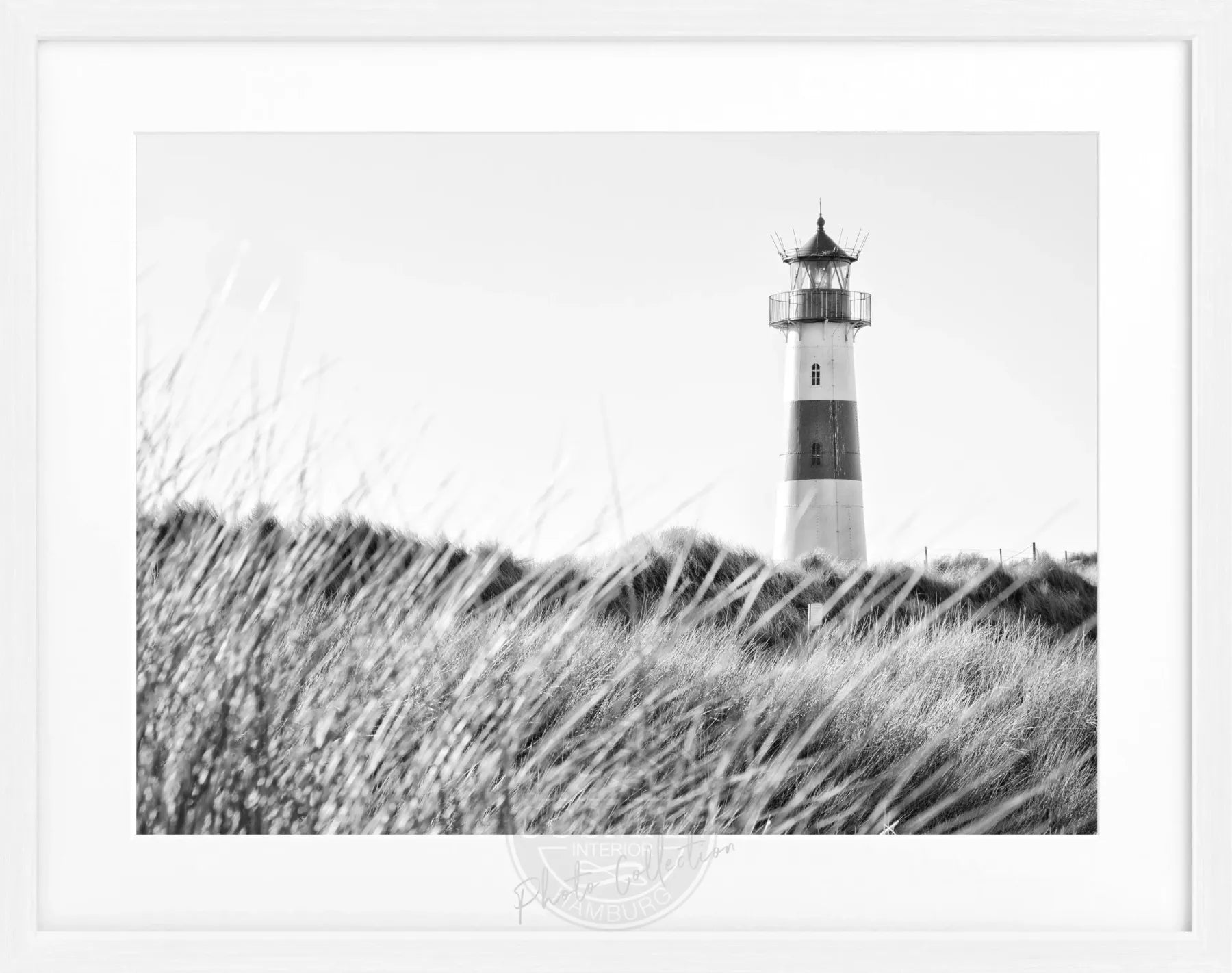Schwarz-weißes Poster mit Rahmen von Cosman-Photocollection, Lister Leuchtturm Sylt, 31x25 cm, detailreiche Küstenansicht