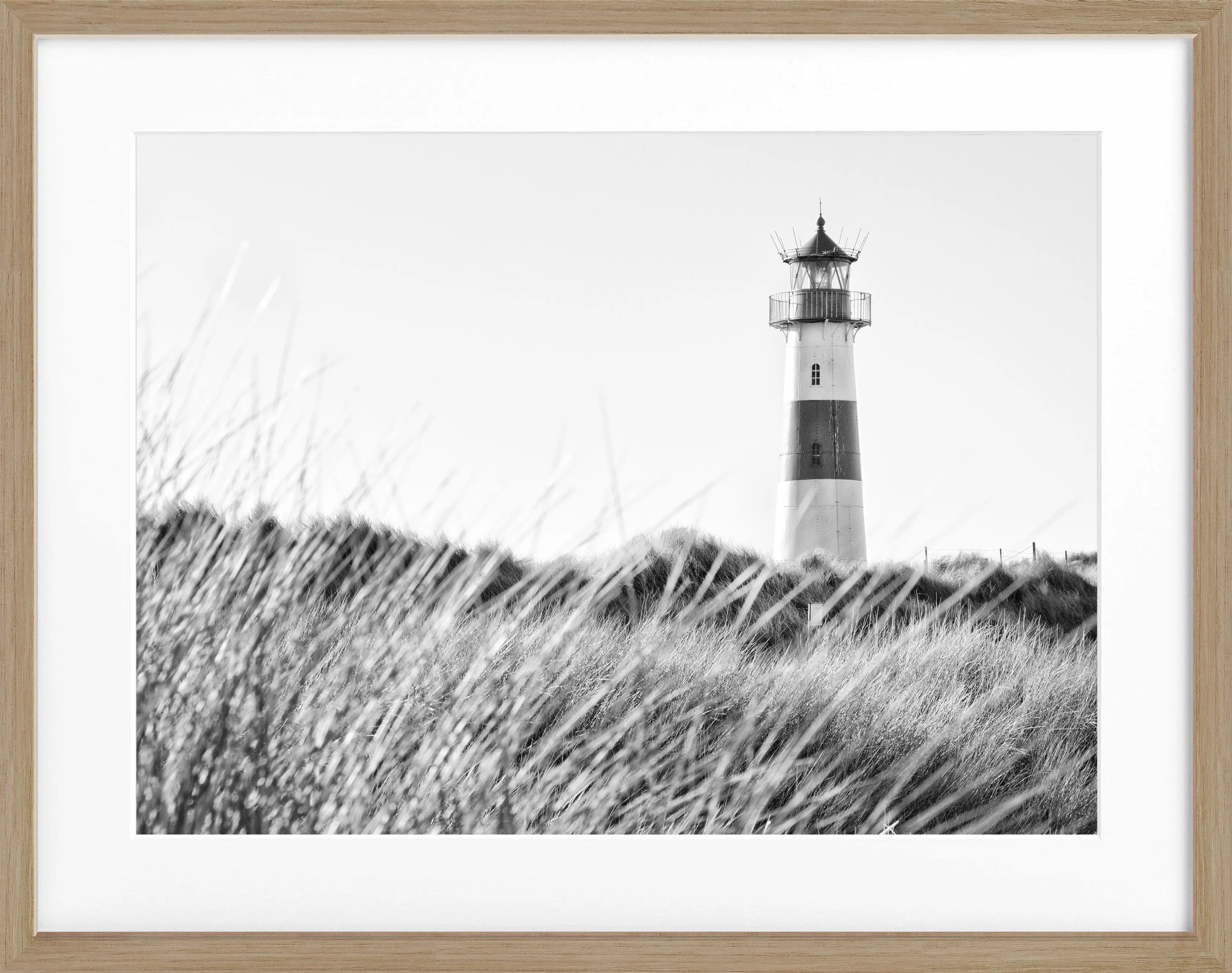 Schwarz-weiß Poster mit Rahmen von Cosman-Photocollection, Lister Leuchtturm auf Sylt, 31x25 cm, kunstvolle Meeresansicht.