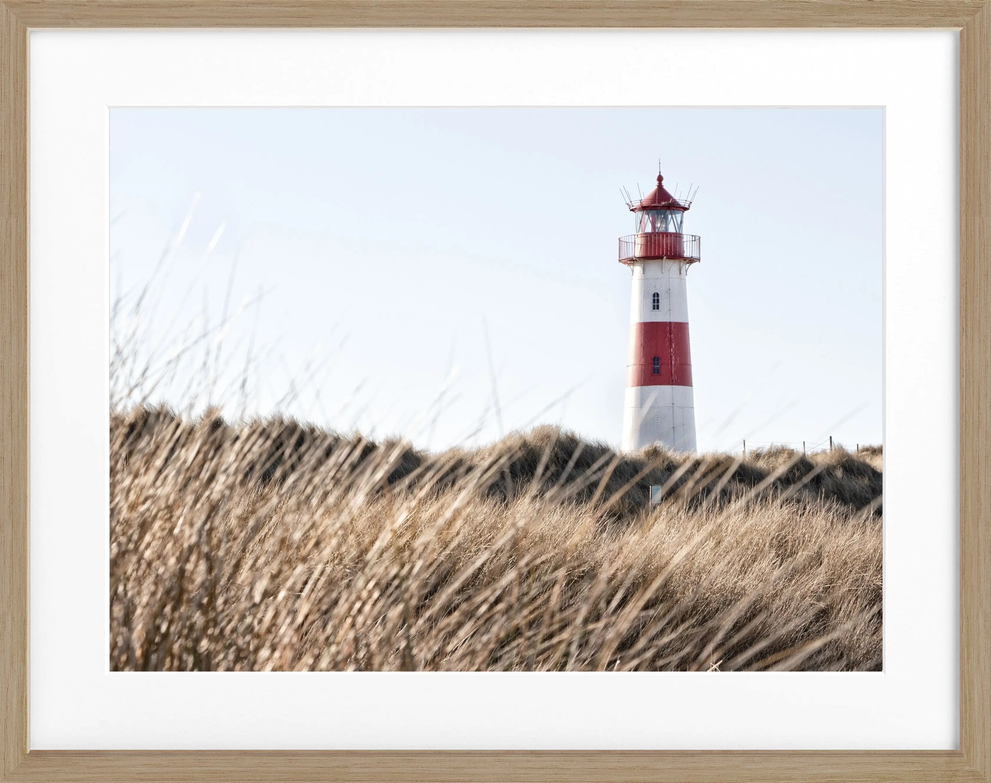 Schwarz-weiß Poster mit Rahmen, zeigt den Leuchtturm Lister auf Sylt, von Cosman-Photocollection, 31x25 cm