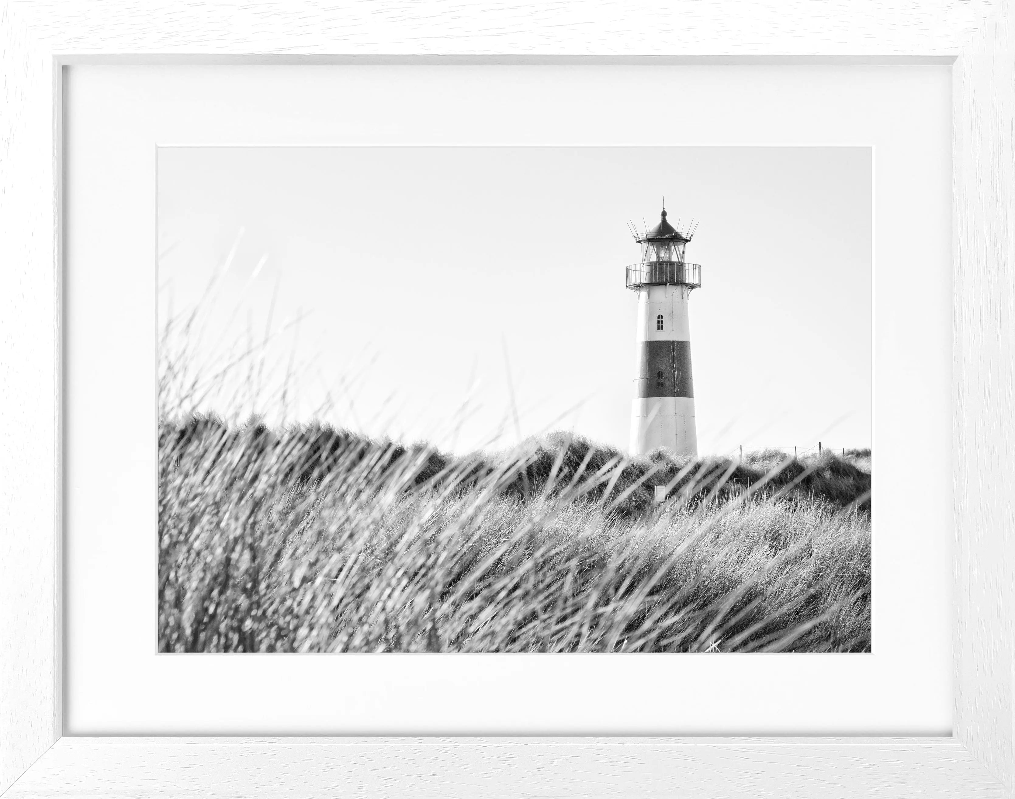 Schwarz-weiß Poster mit Rahmen, Lister Leuchtturm auf Sylt, von Cosman-Photocollection, Maße 31x25 cm.