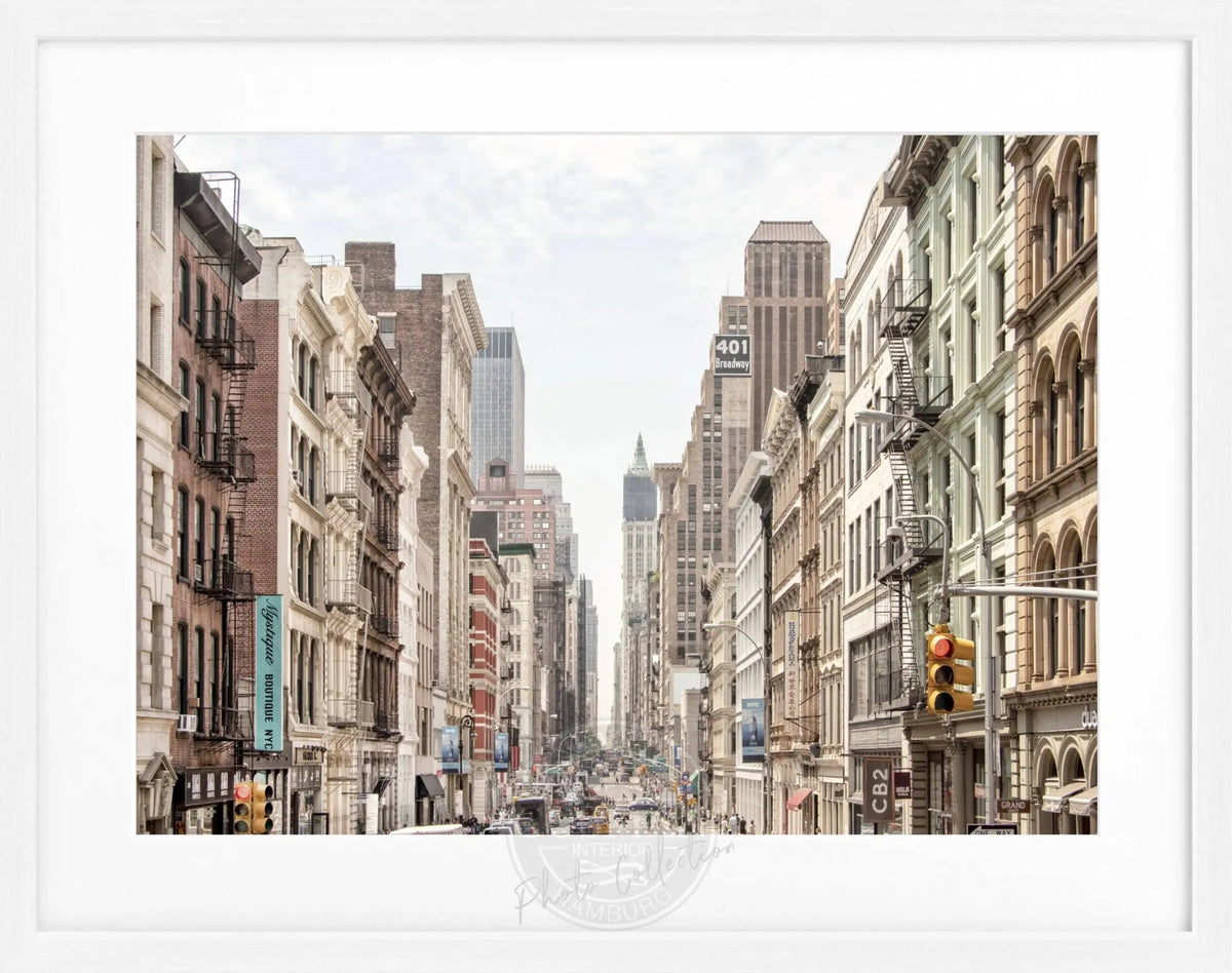 Schwarz-weiß Poster mit Rahmen, New York Broadway Motiv, von Cosman-Photocollection, 31x25 cm.