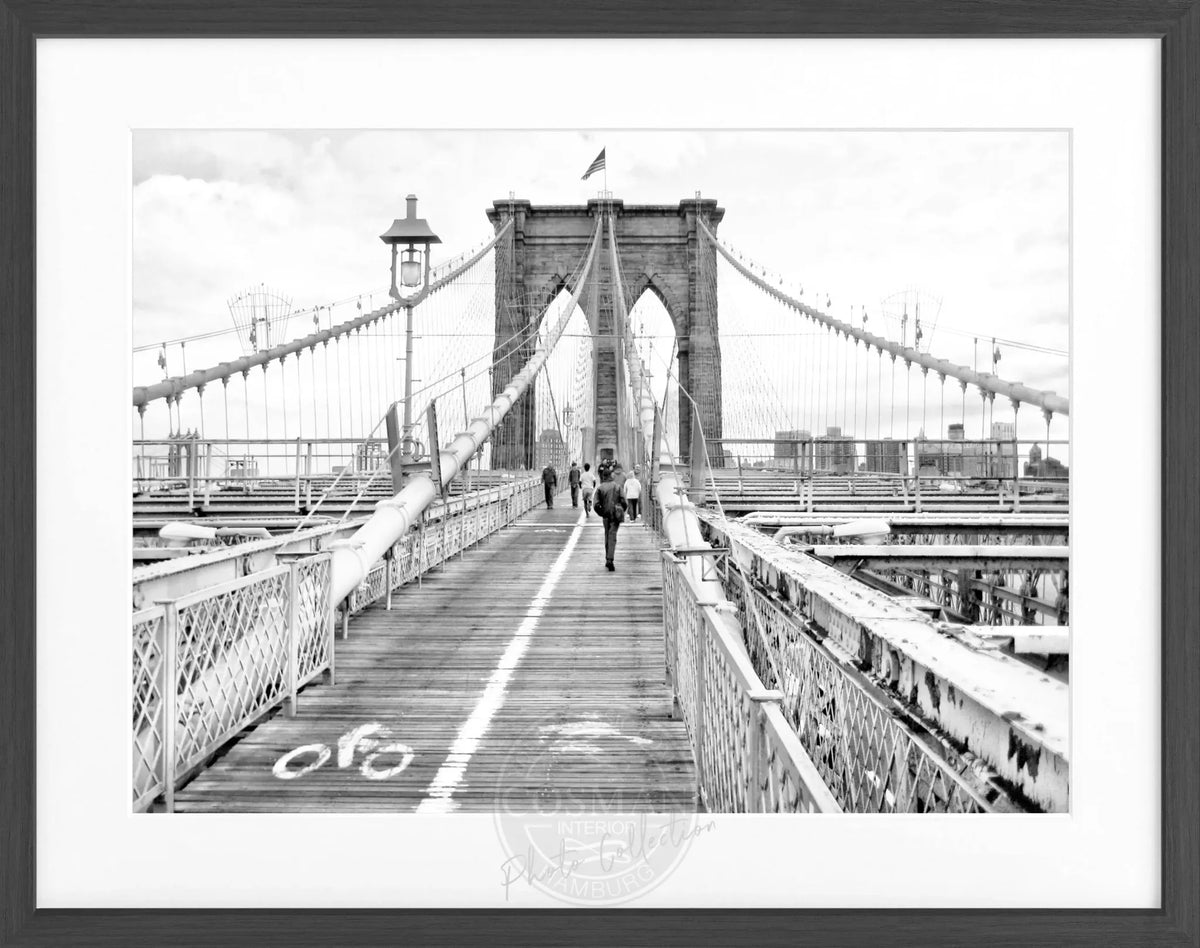 Schwarz-weiß Poster mit Rahmen von Cosman-Photocollection, Brooklyn Bridge in New York, 31x25 cm, urbanes Stadtmotiv