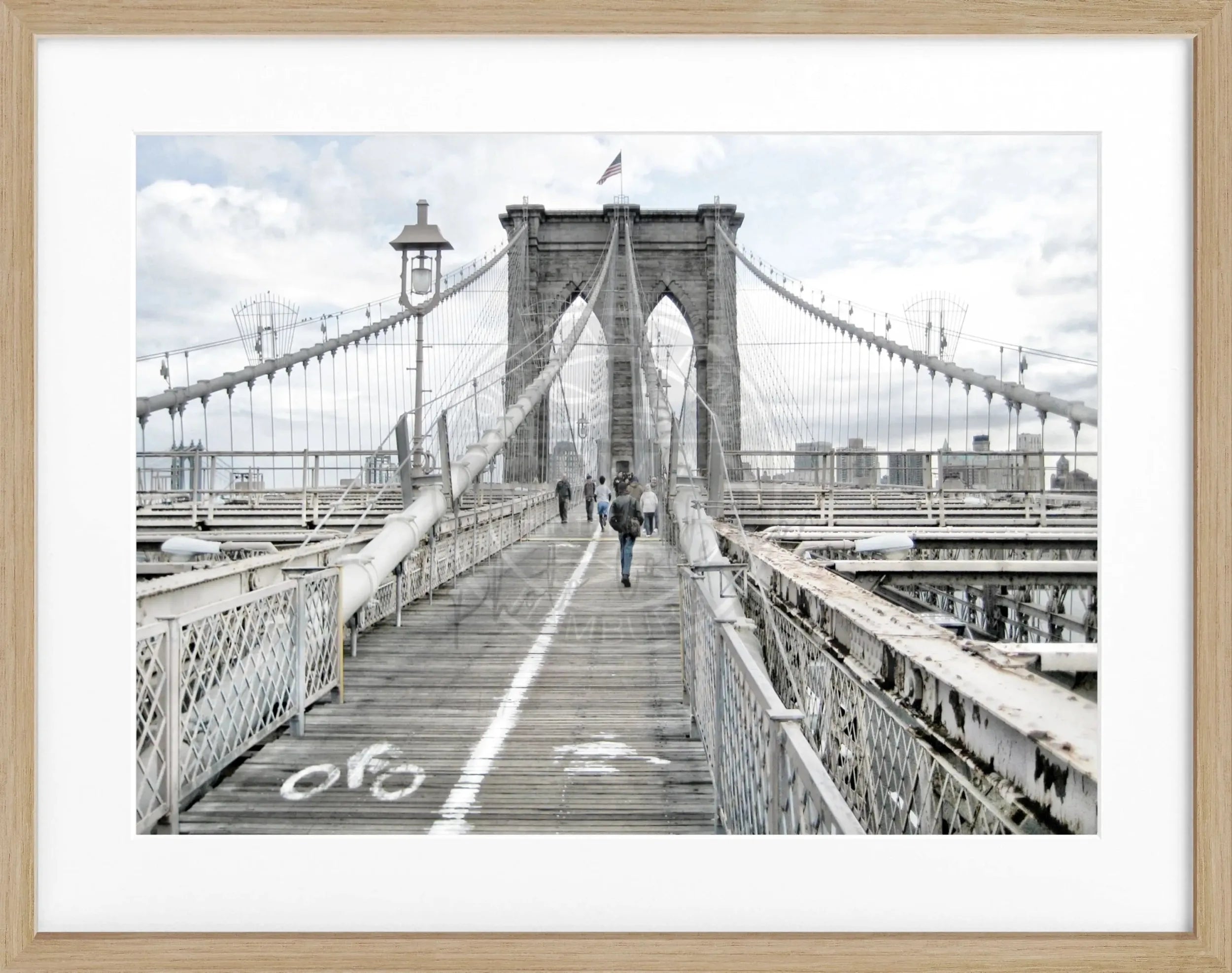 Schwarz-weiß Poster mit Rahmen, zeigt die Brooklyn Bridge in New York, von Cosman-Photocollection, Maße 31x25cm.
