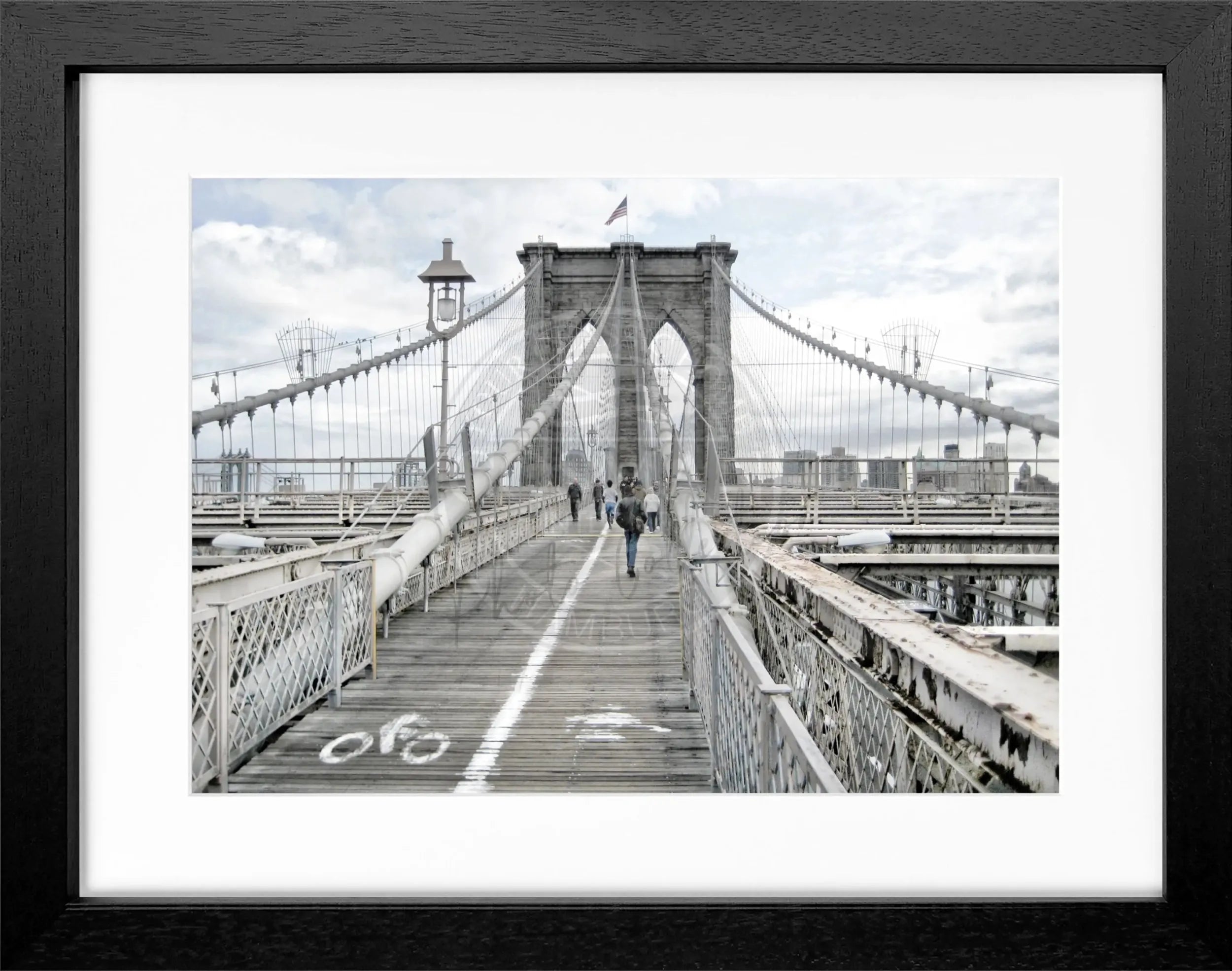 Schwarz-Weiß-Poster mit Rahmen, zeigt das Brooklyn Bridge Motiv in New York, von Cosman-Photocollection, 31x25 cm