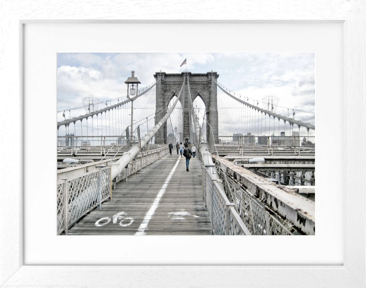 Schwarz-weiß Poster mit Rahmen, zeigt die Brooklyn Bridge in New York, im Format 31x25 cm, von Cosman-Photocollection.