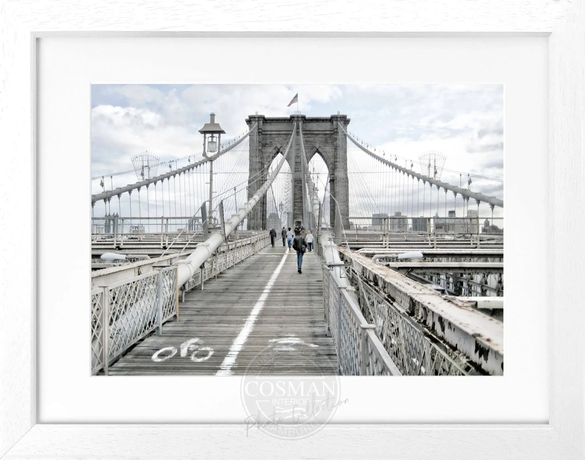 Schwarz-weiß Poster mit Rahmen, zeigt die Brooklyn Bridge in New York, im Format 31x25 cm, von Cosman-Photocollection.